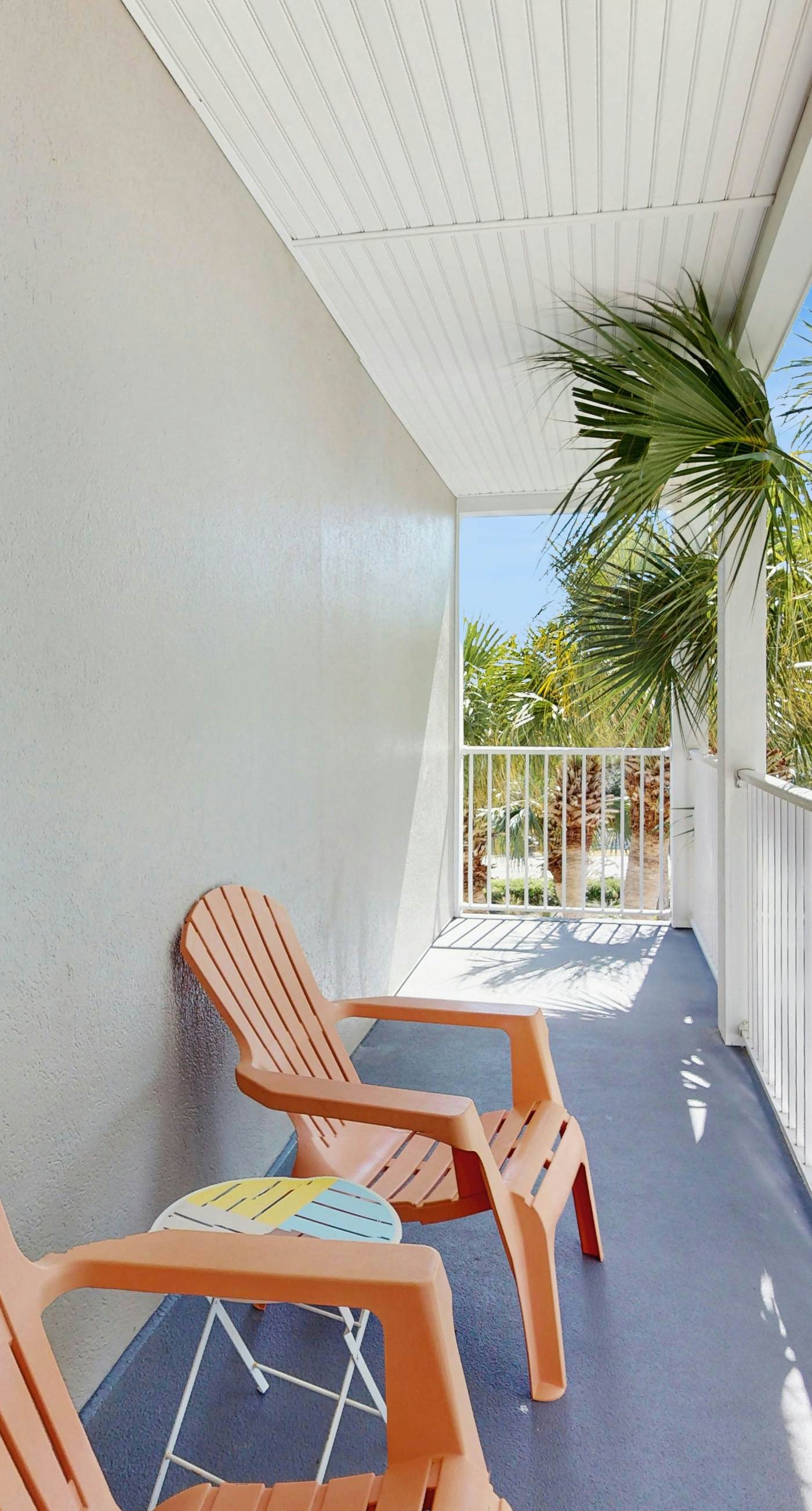 Bright, open 3rd-floor condo with pool views from private balcony - next to beach