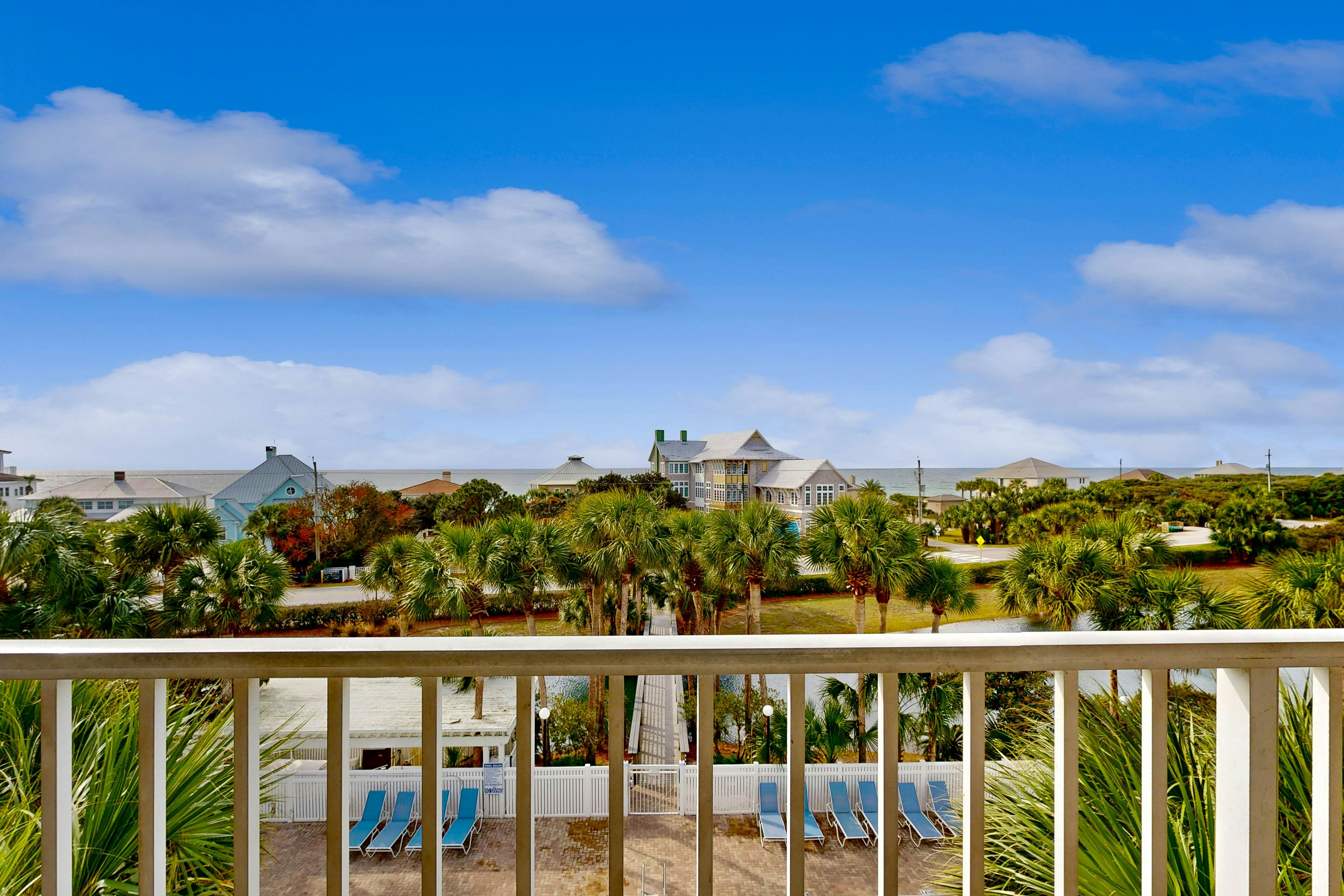 Coastal condo with free WiFi, on-site pool & hot tub - close to the Gulf sands