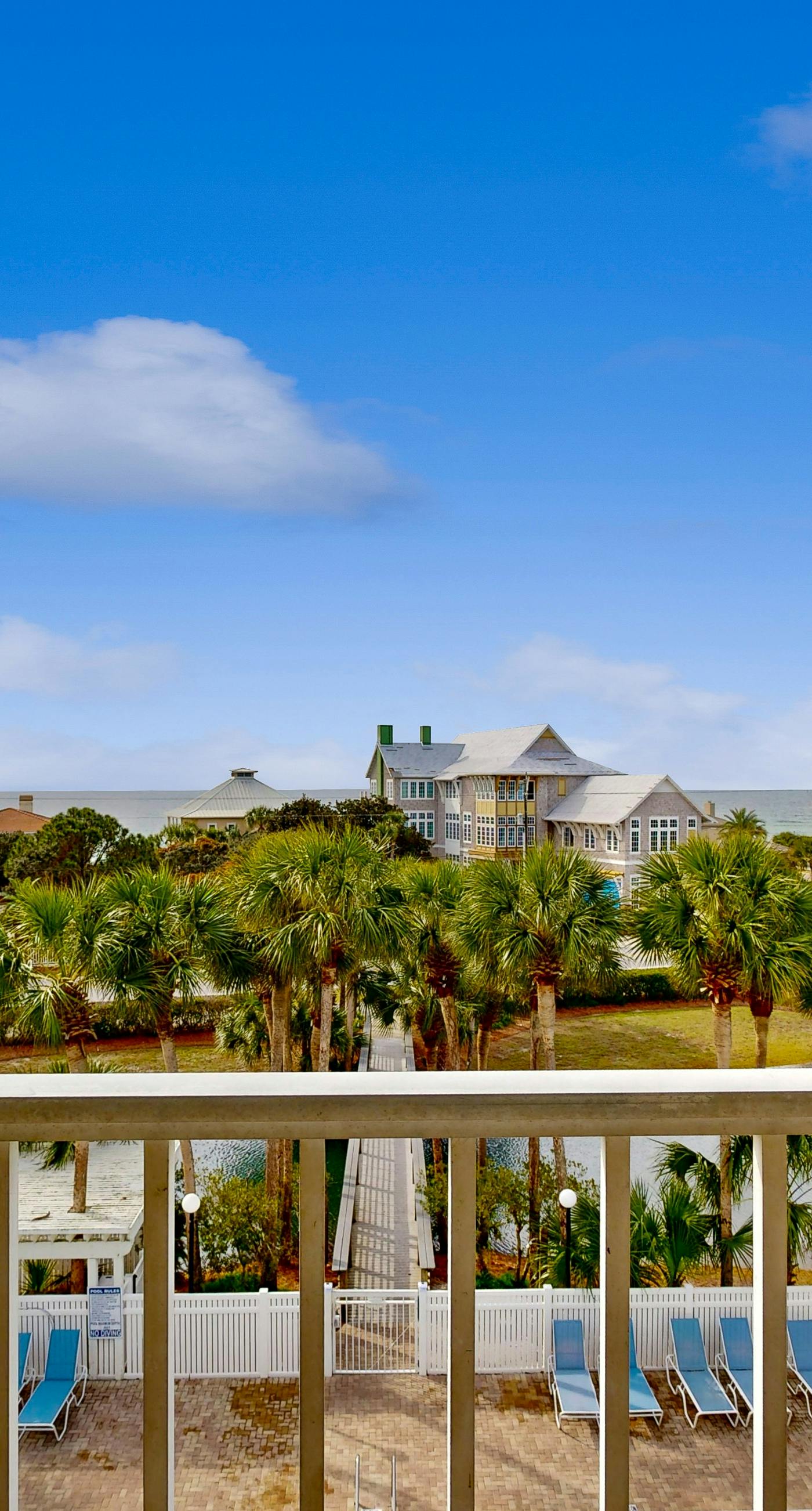 Coastal condo with free WiFi, on-site pool & hot tub - close to the Gulf sands