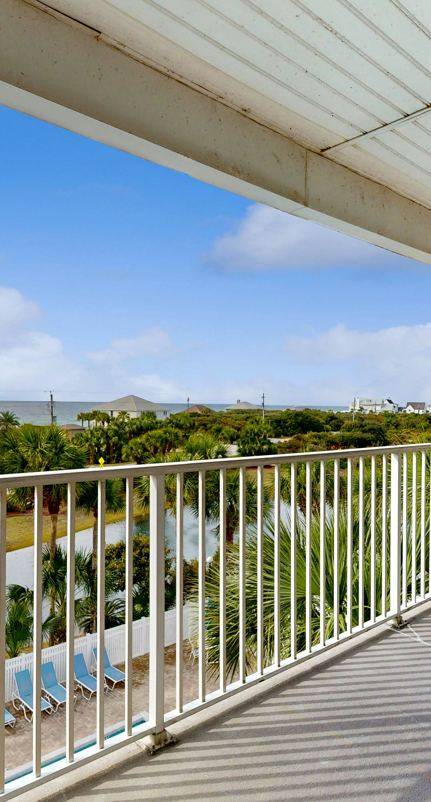 Coastal condo with free WiFi, on-site pool & hot tub - close to the Gulf sands