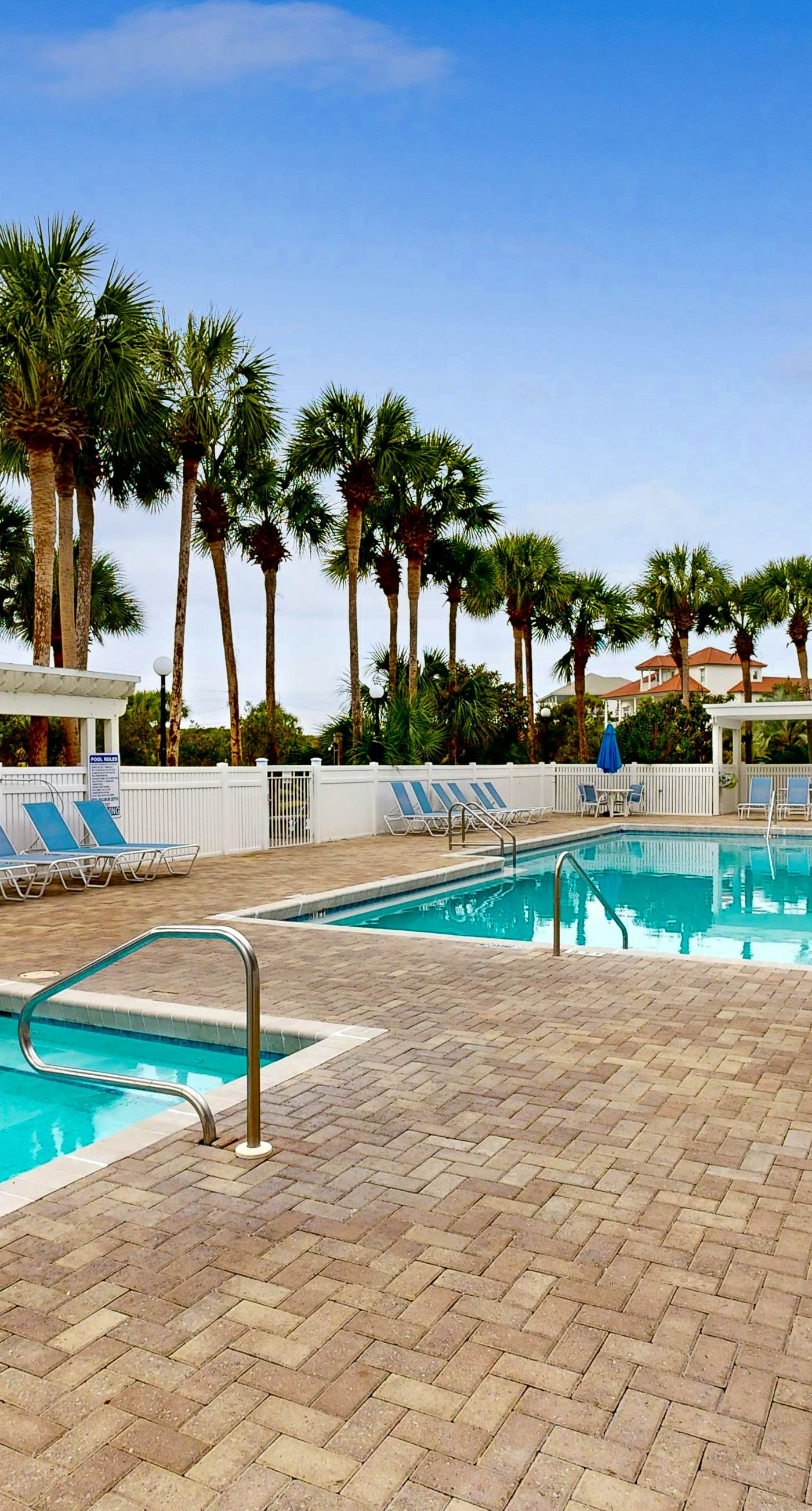 Coastal condo with free WiFi, on-site pool & hot tub - close to the Gulf sands