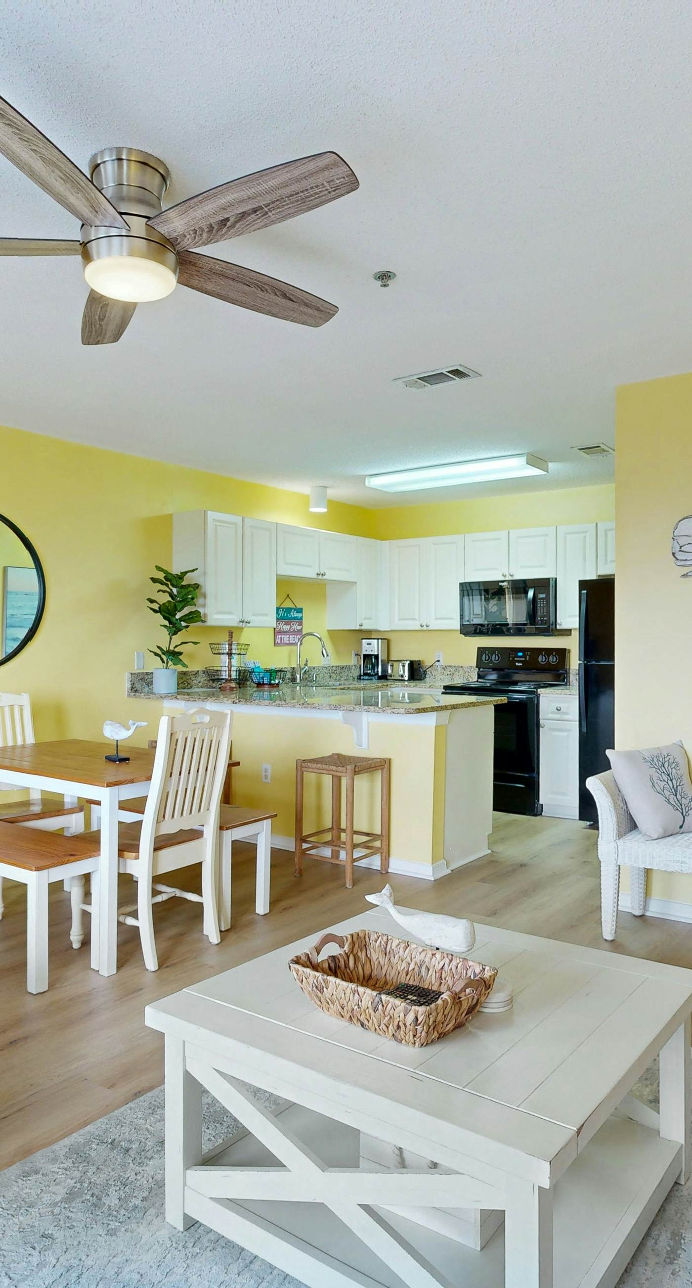 Coastal condo with free WiFi, on-site pool & hot tub - close to the Gulf sands
