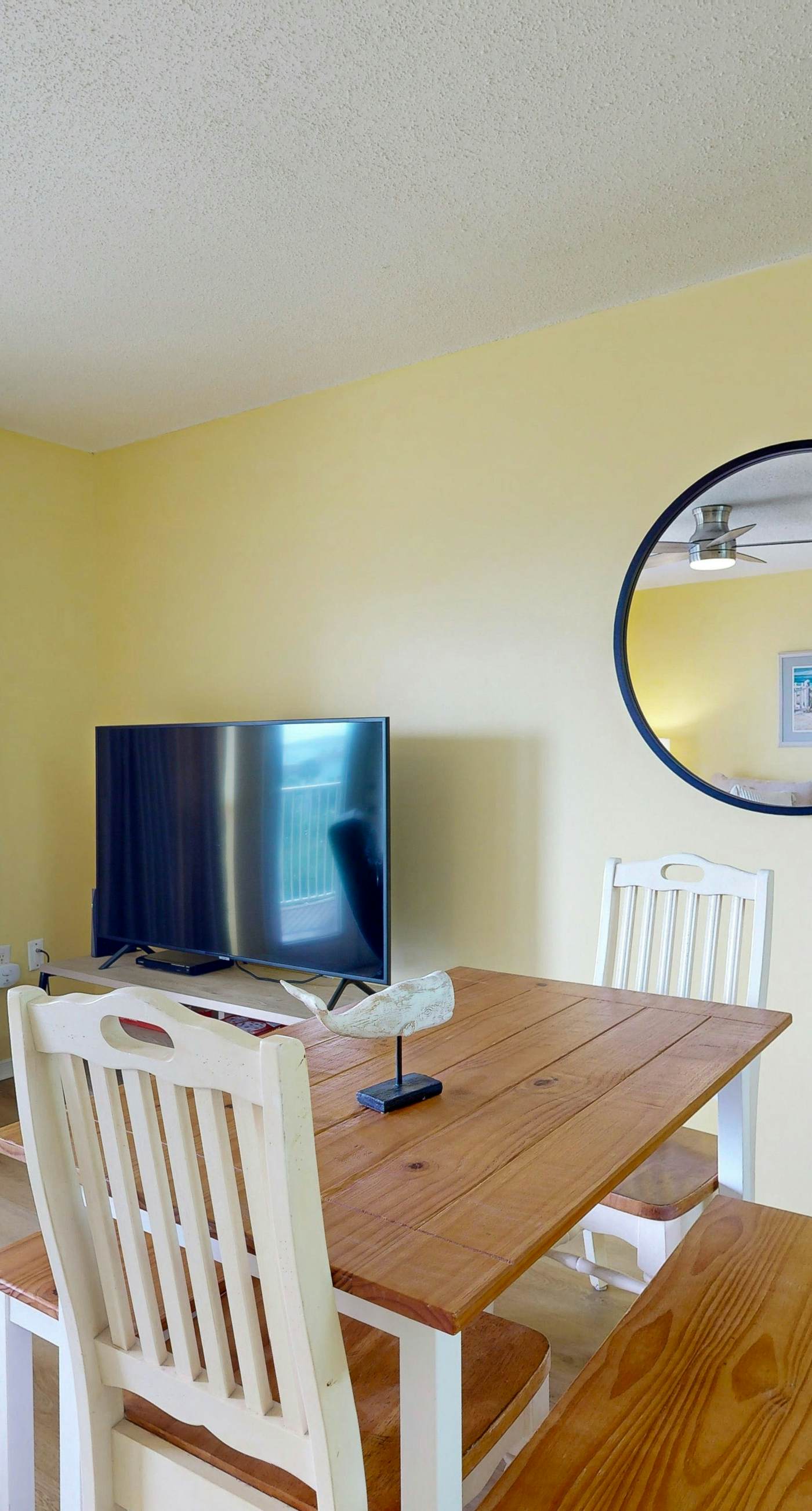 Coastal condo with free WiFi, on-site pool & hot tub - close to the Gulf sands