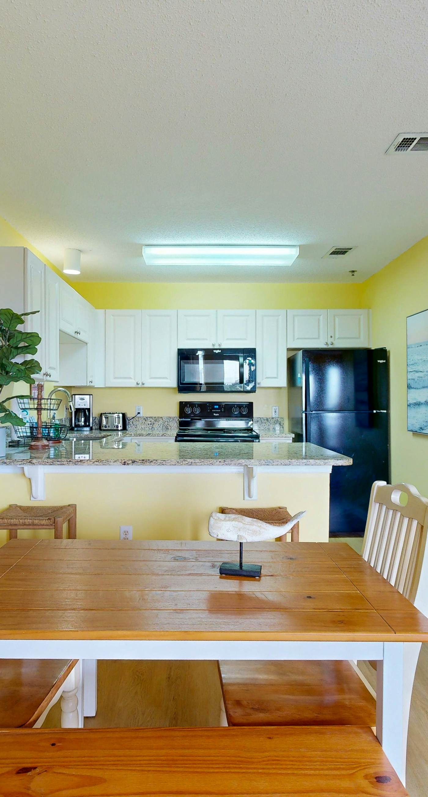 Coastal condo with free WiFi, on-site pool & hot tub - close to the Gulf sands