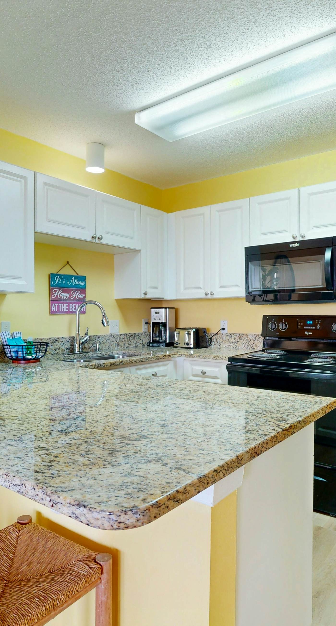 Coastal condo with free WiFi, on-site pool & hot tub - close to the Gulf sands