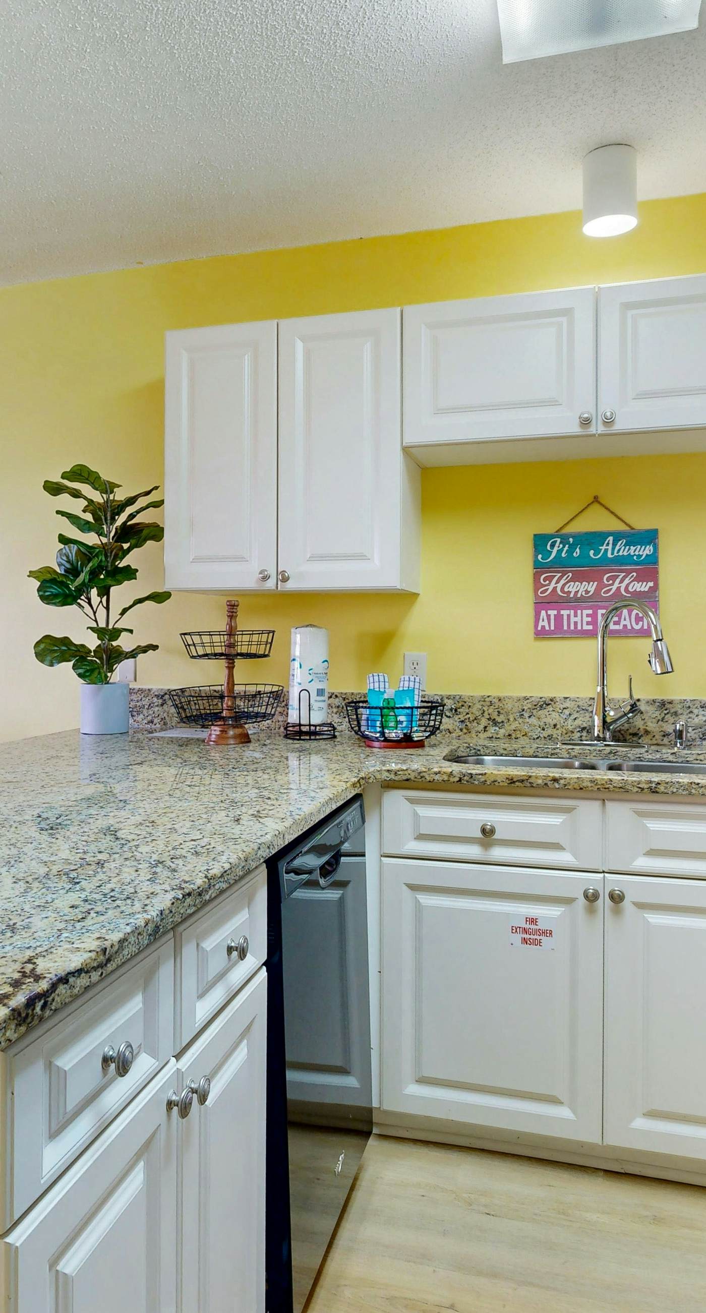 Coastal condo with free WiFi, on-site pool & hot tub - close to the Gulf sands