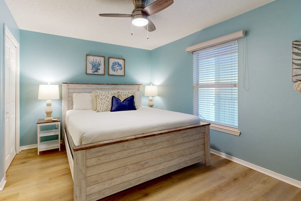 Coastal condo with free WiFi, on-site pool & hot tub