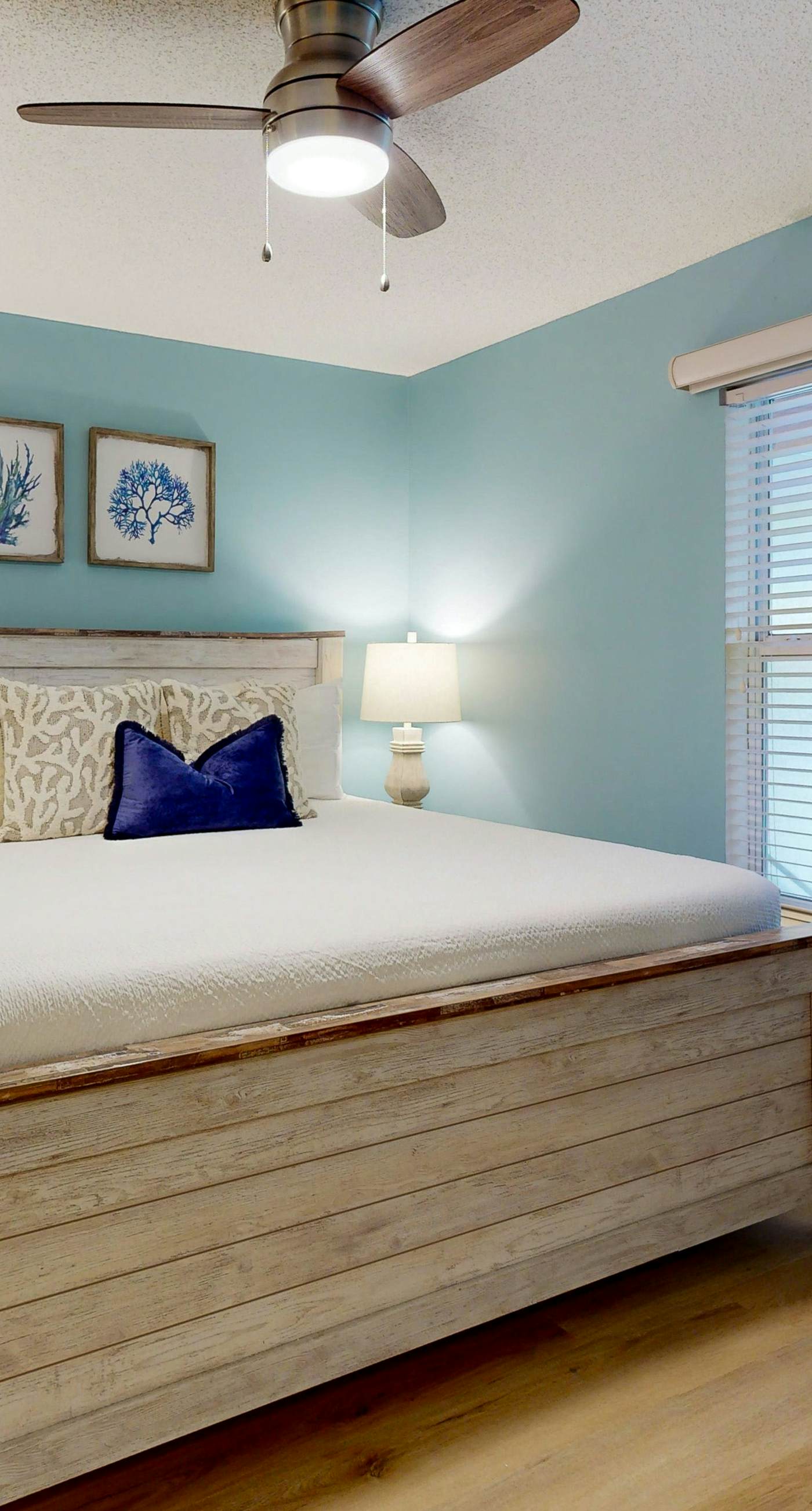 Coastal condo with free WiFi, on-site pool & hot tub - close to the Gulf sands