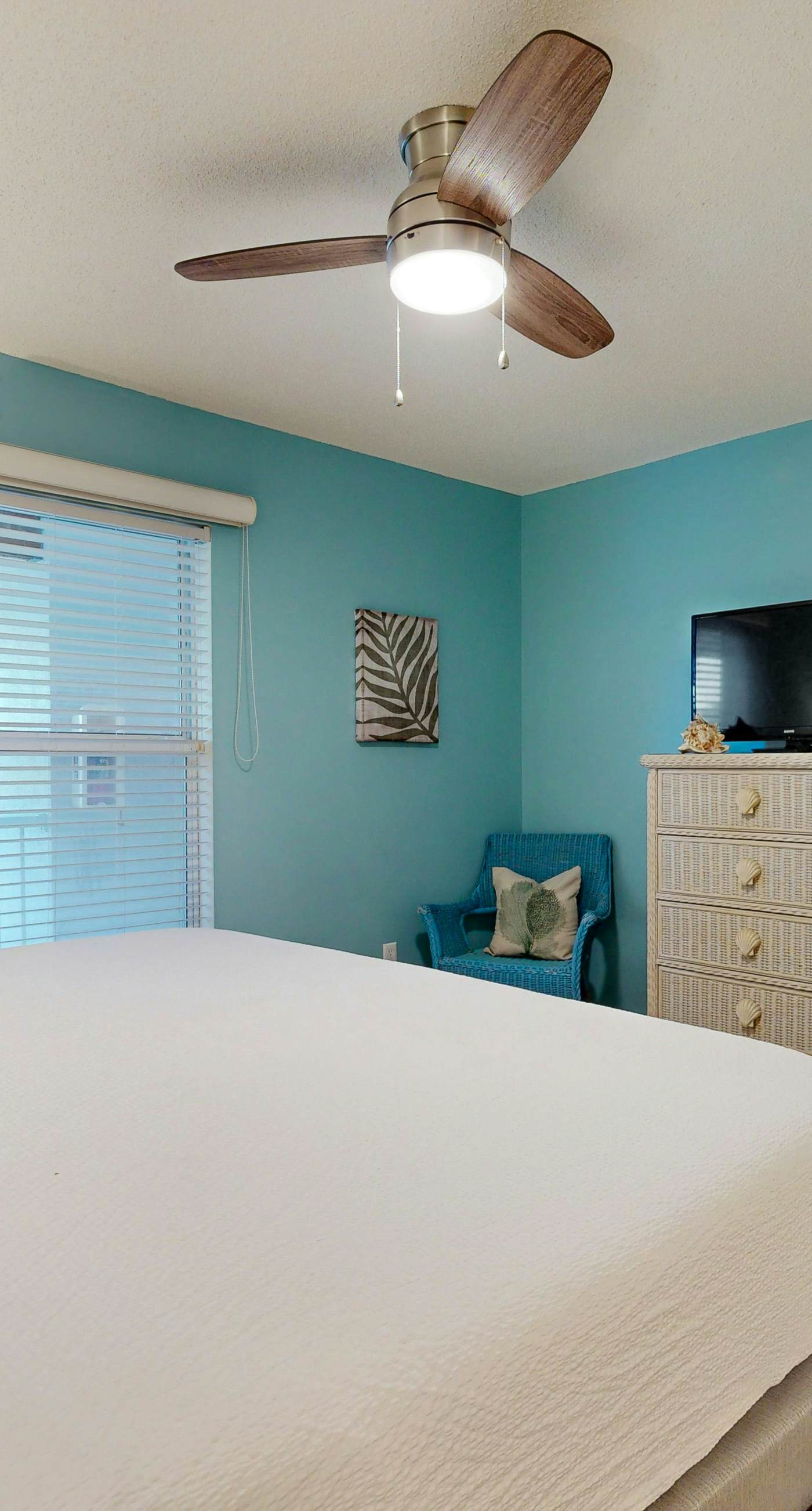 Coastal condo with free WiFi, on-site pool & hot tub - close to the Gulf sands