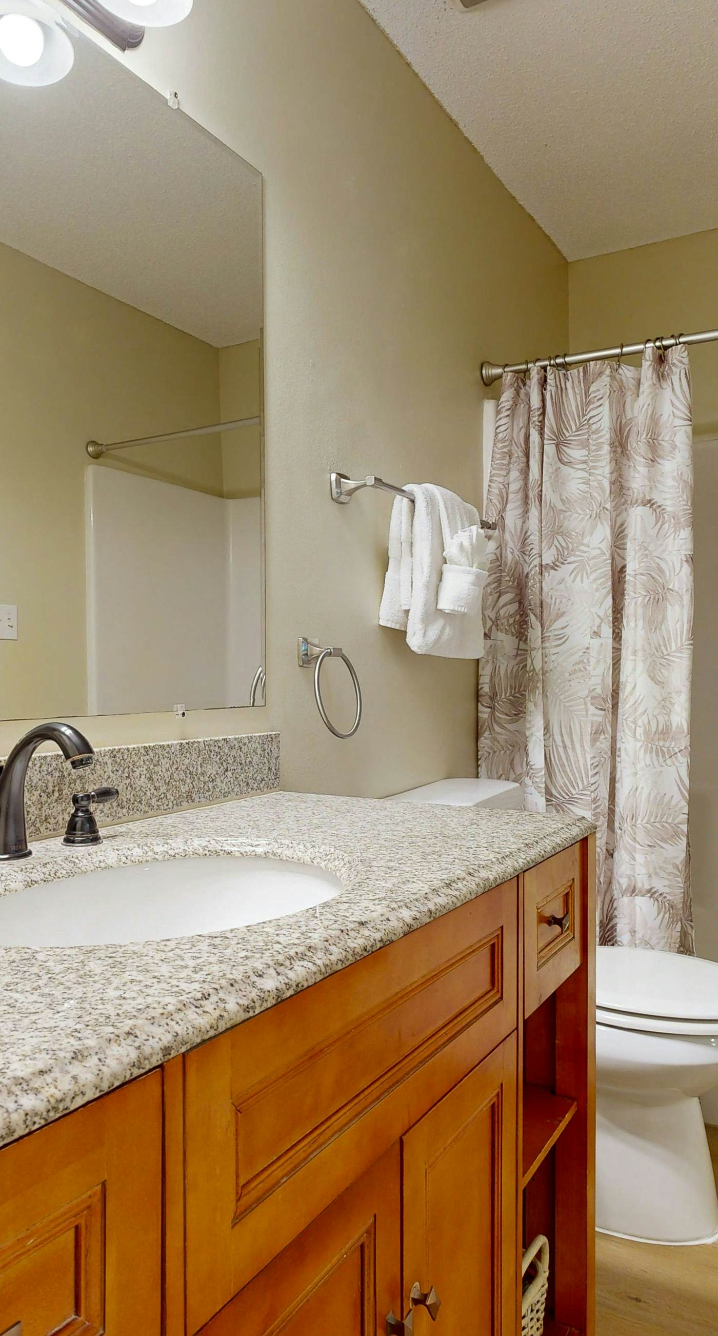 Coastal condo with free WiFi, on-site pool & hot tub - close to the Gulf sands