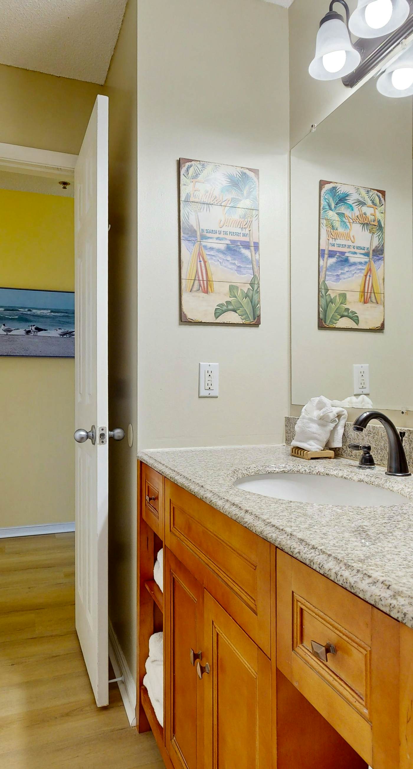 Coastal condo with free WiFi, on-site pool & hot tub - close to the Gulf sands