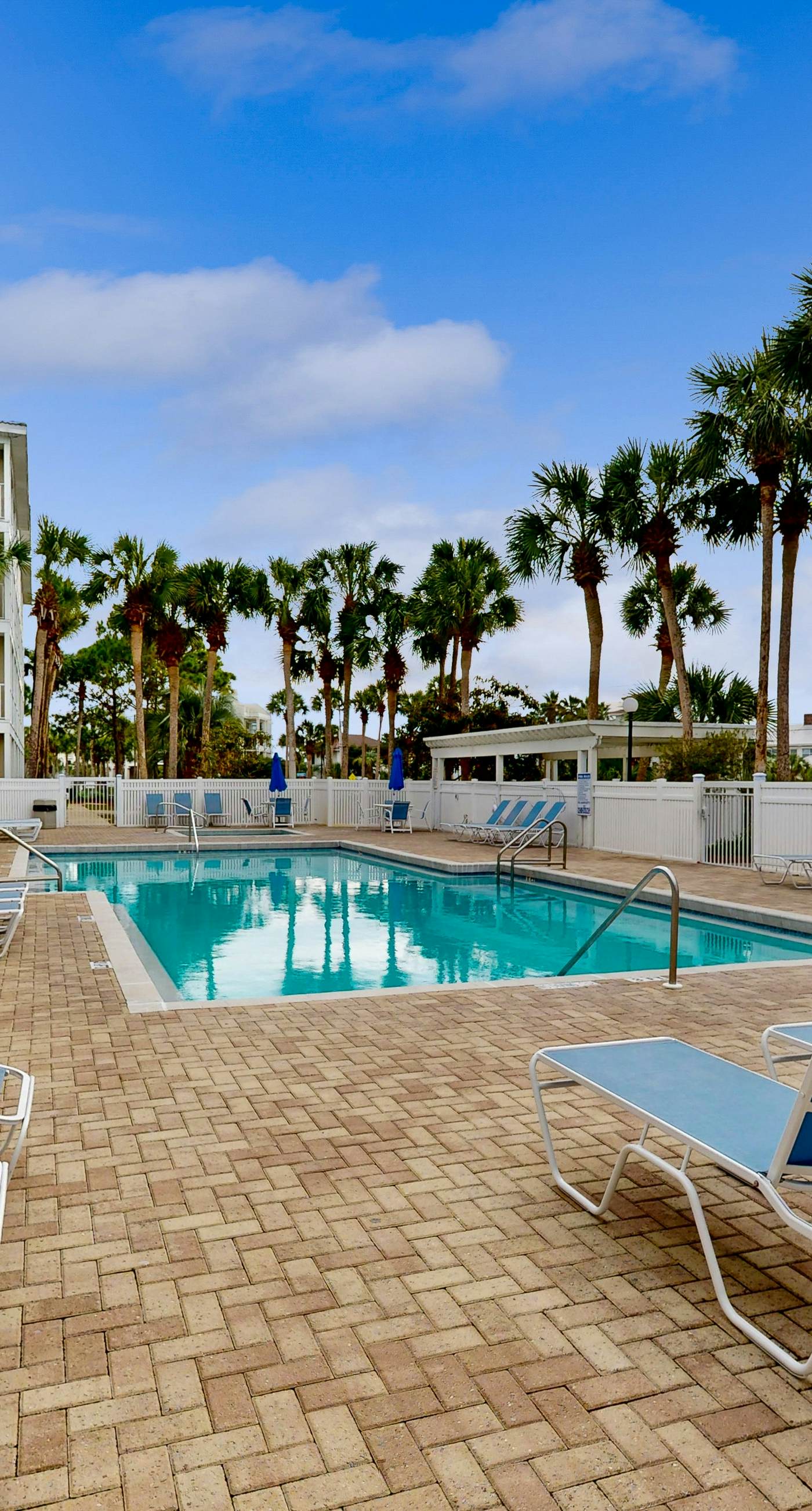 Coastal condo with free WiFi, on-site pool & hot tub - close to the Gulf sands