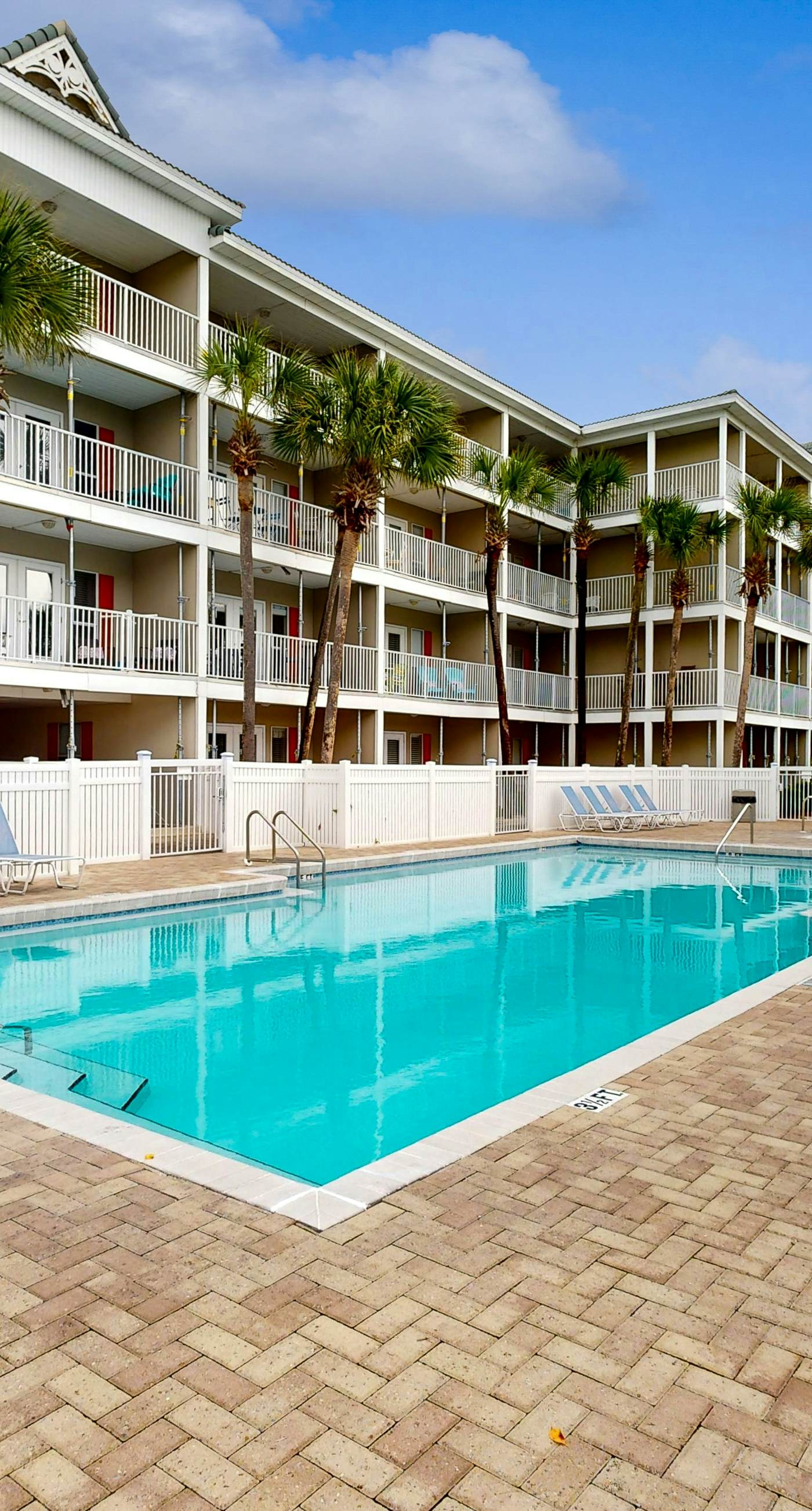 Coastal condo with free WiFi, on-site pool & hot tub - close to the Gulf sands