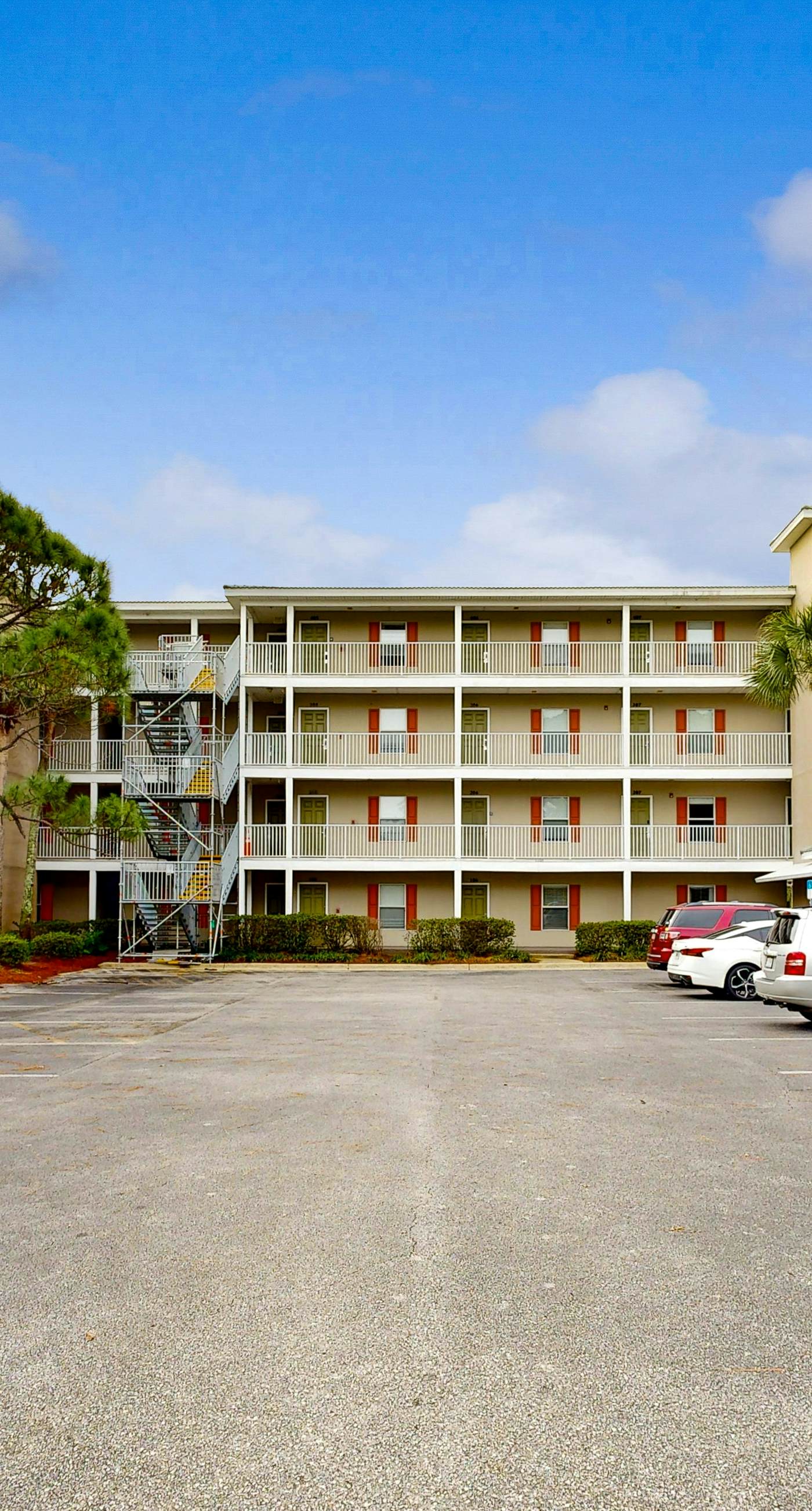 Coastal condo with free WiFi, on-site pool & hot tub - close to the Gulf sands
