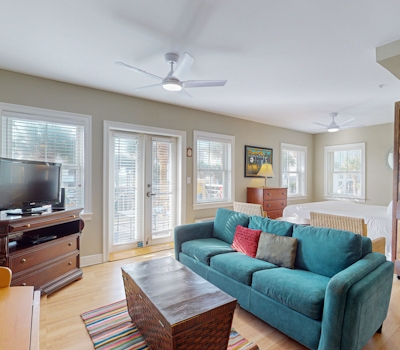 Lovely condo on the Gulf of Mexico with private balcony, shared pool & tennis