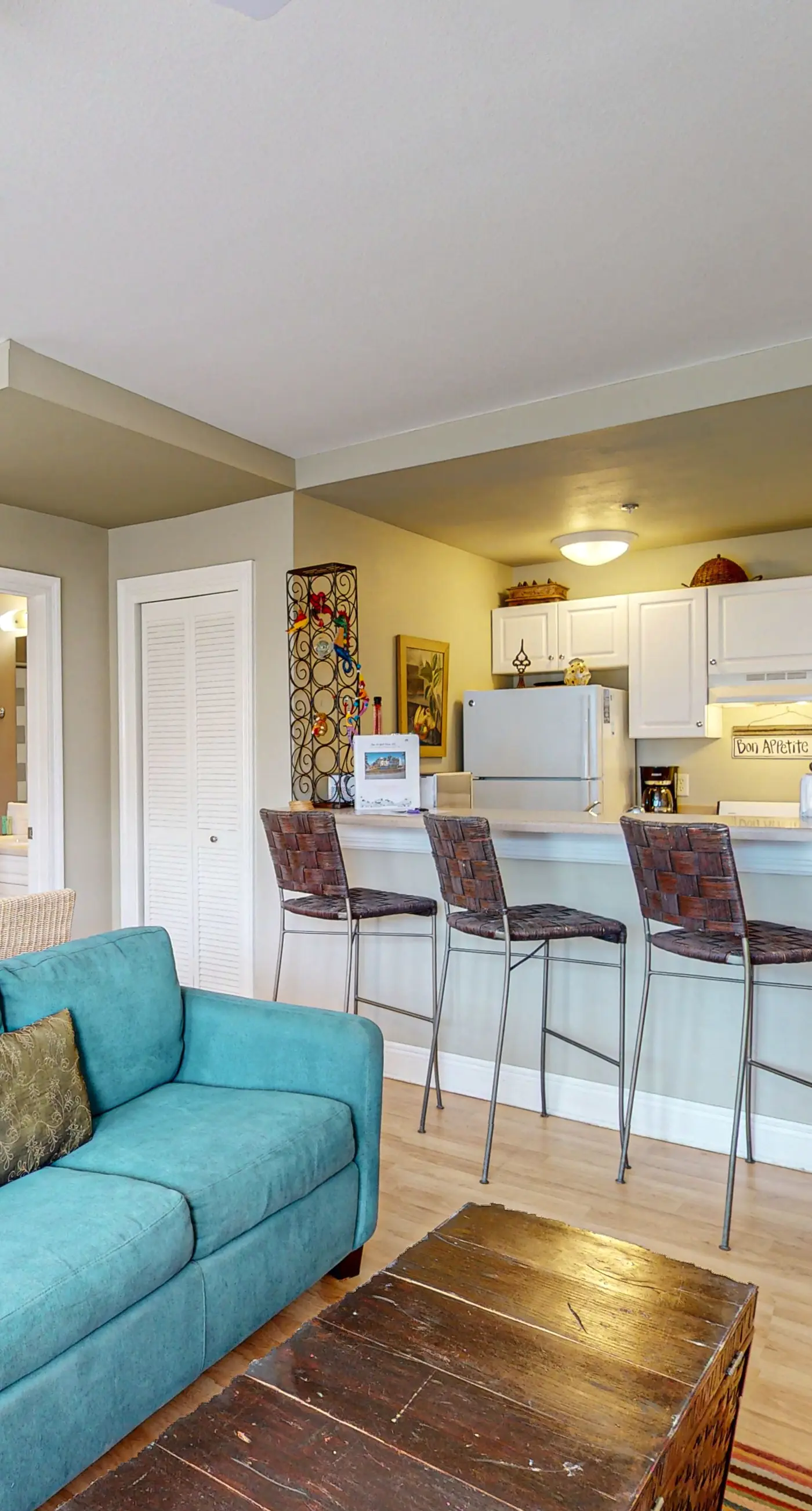 Lovely condo on the Gulf of Mexico with private balcony, shared pool & tennis