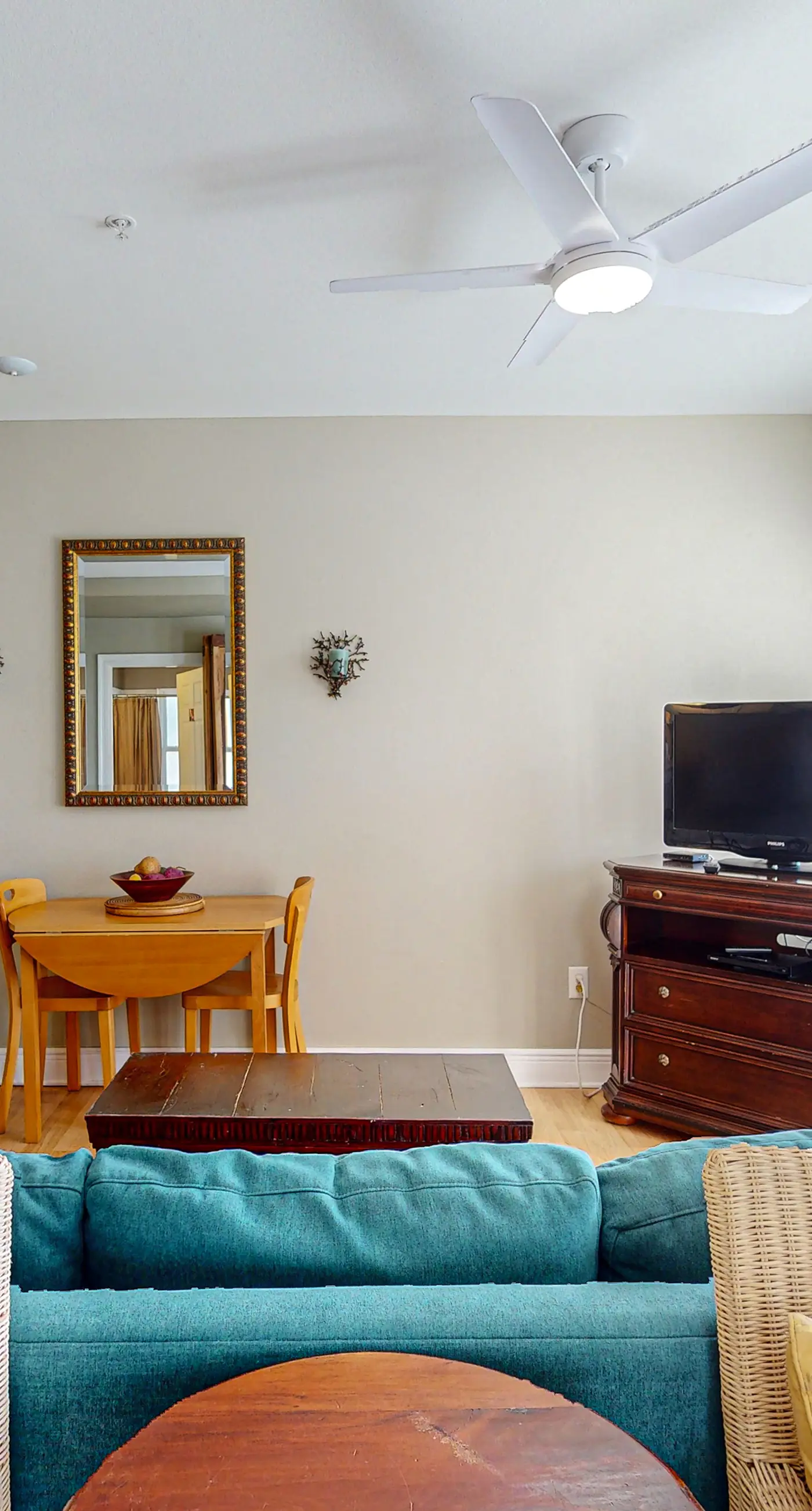 Lovely condo on the Gulf of Mexico with private balcony, shared pool & tennis