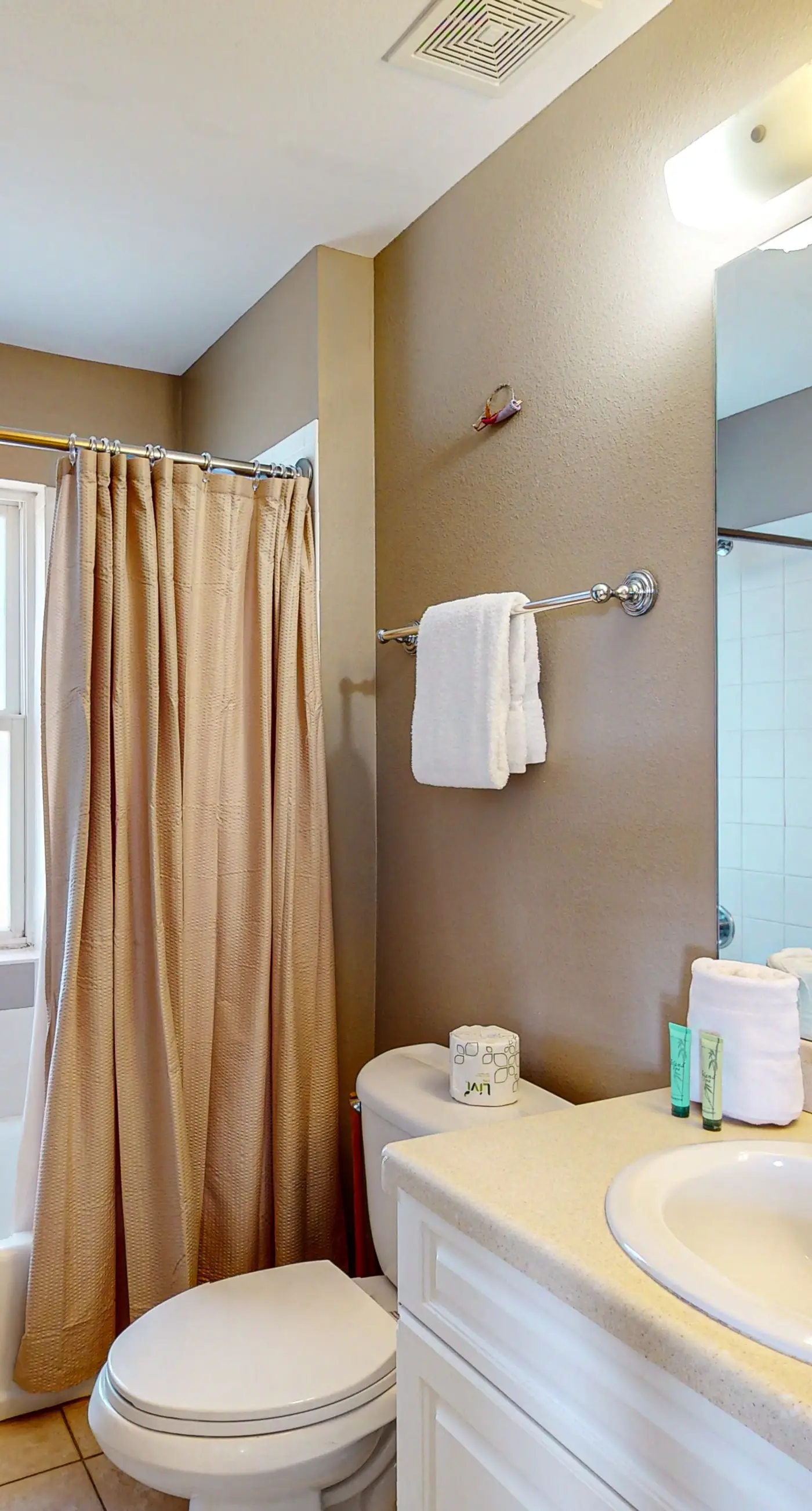 Lovely condo on the Gulf of Mexico with private balcony, shared pool & tennis