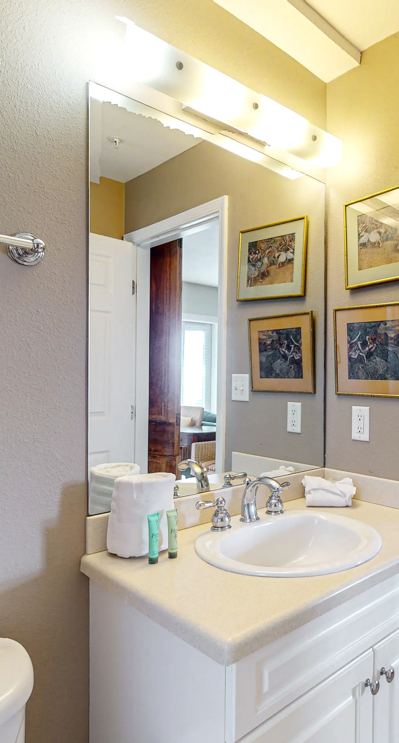 Lovely condo on the Gulf of Mexico with private balcony, shared pool & tennis