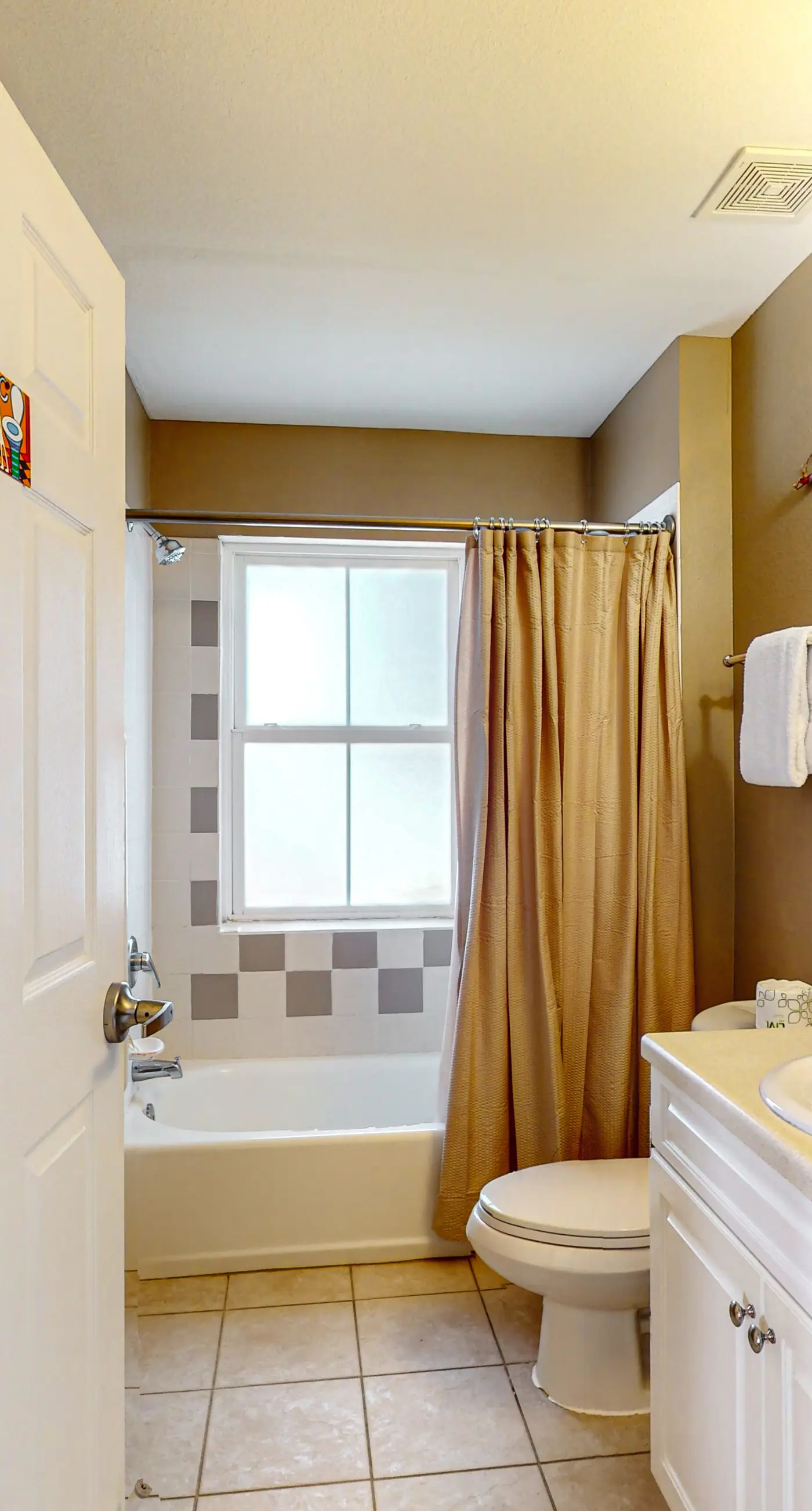 Lovely condo on the Gulf of Mexico with private balcony, shared pool & tennis