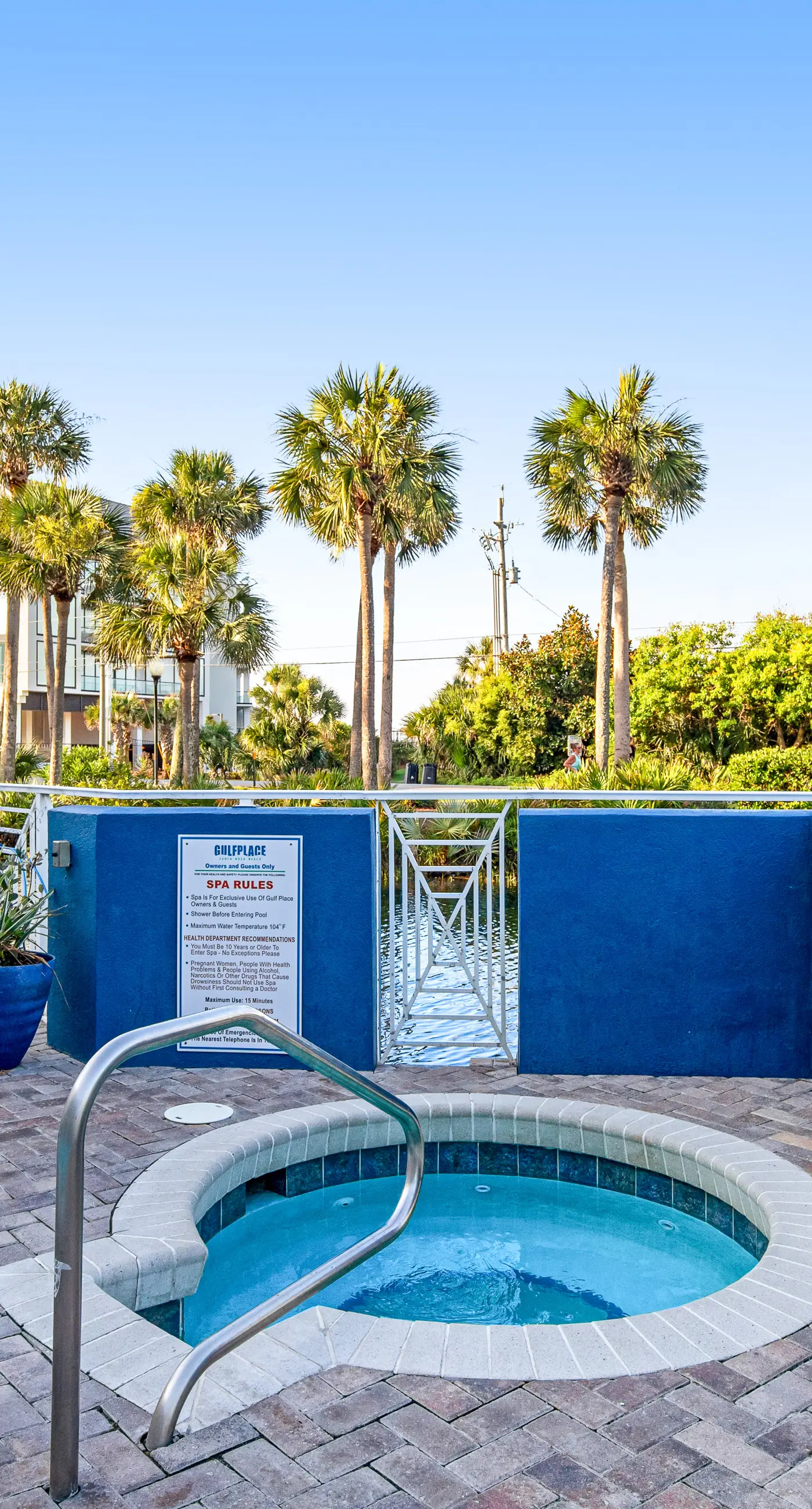 Lovely condo on the Gulf of Mexico with private balcony, shared pool & tennis