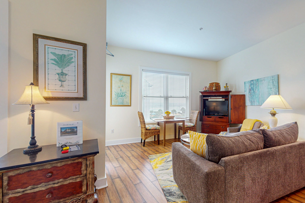Bright condo near shopping & restaurants with tennis & shared pools