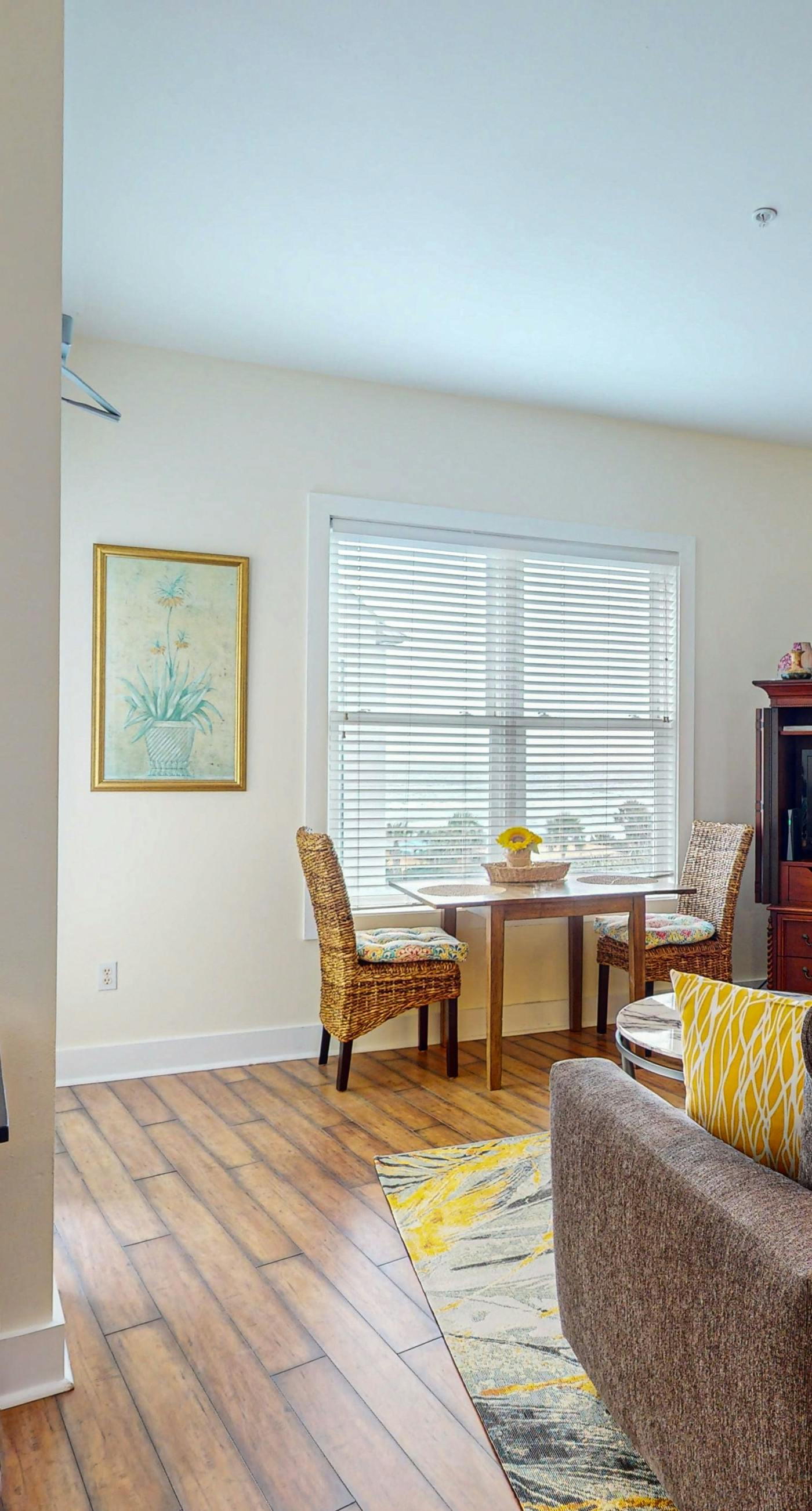 Bright condo near shopping & restaurants with tennis & shared pool