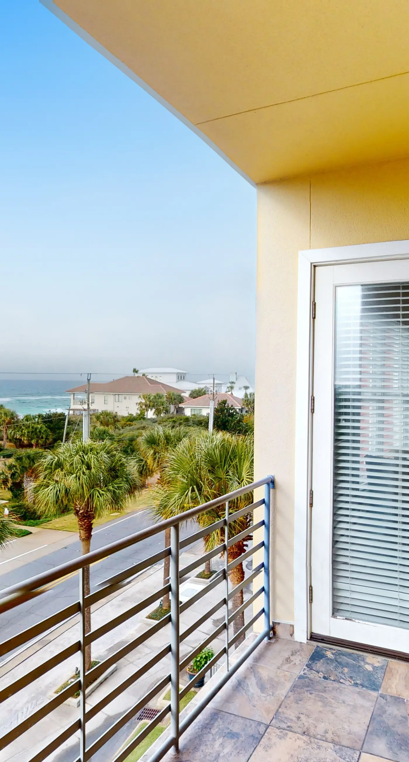 Bright condo near shopping & restaurants with tennis & shared pool