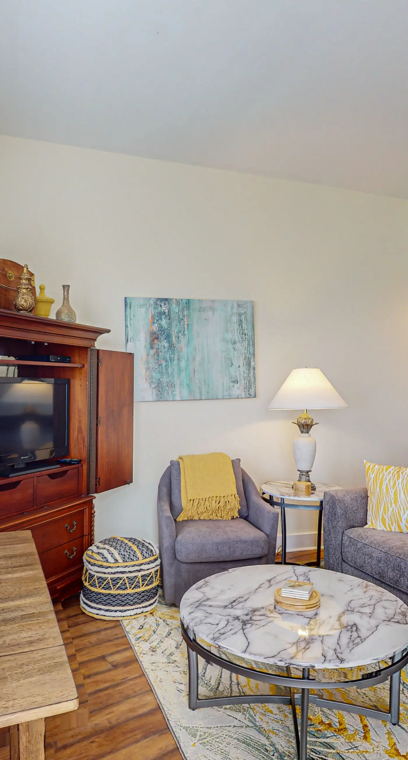 Bright condo near shopping & restaurants with tennis & shared pool