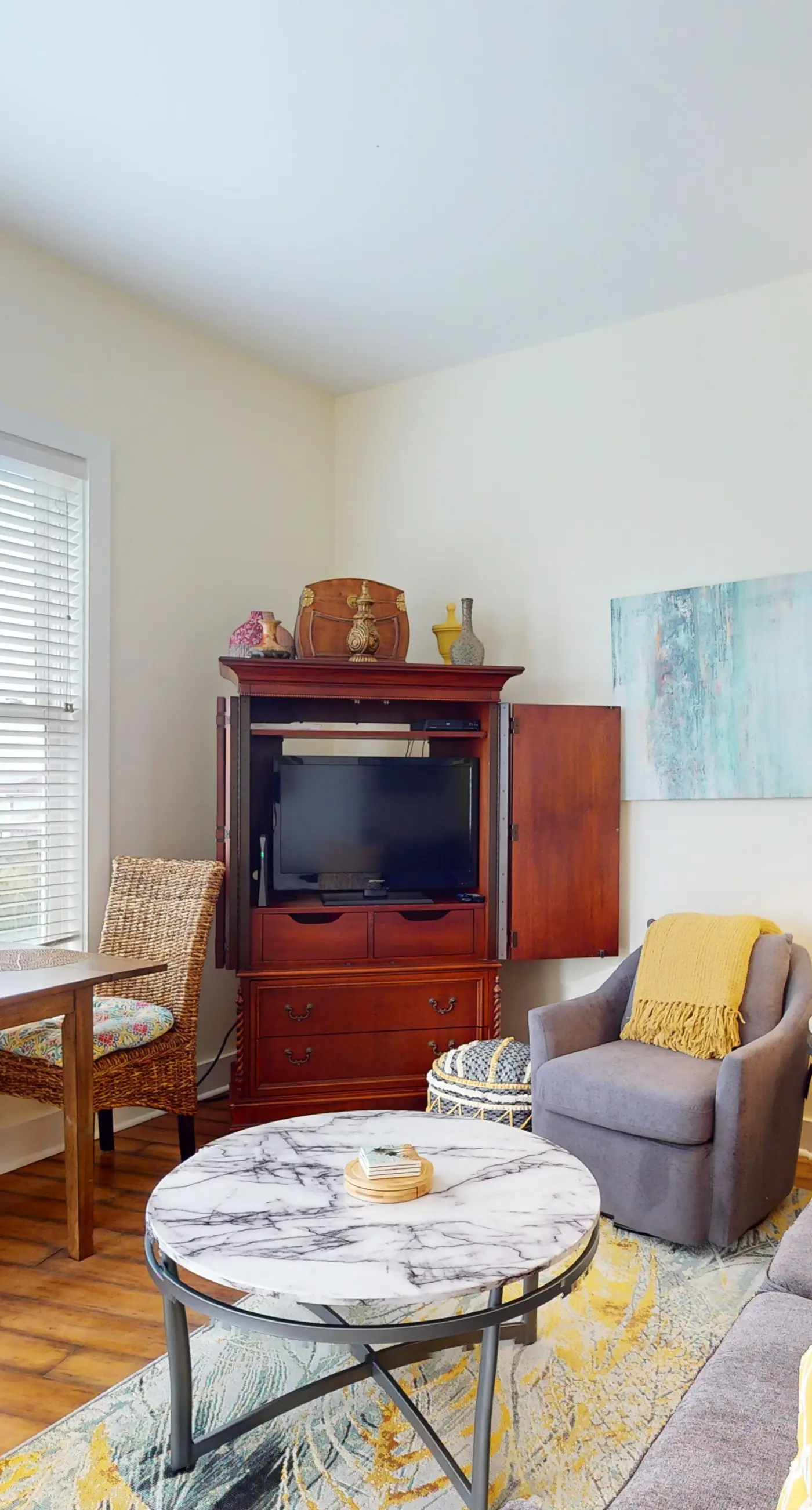 Bright condo near shopping & restaurants with tennis & shared pool