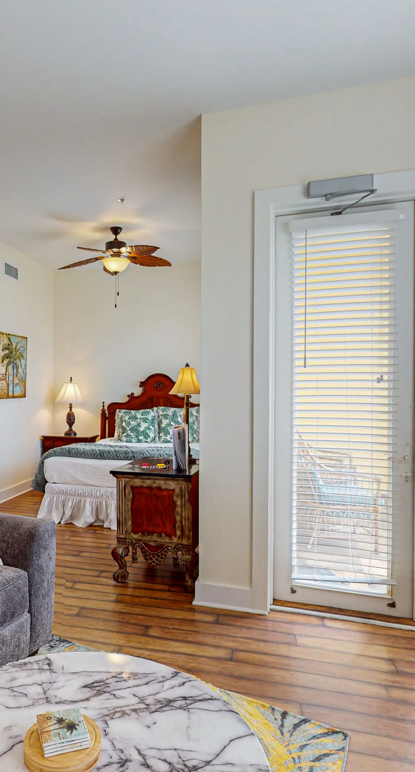 Bright condo near shopping & restaurants with tennis & shared pool