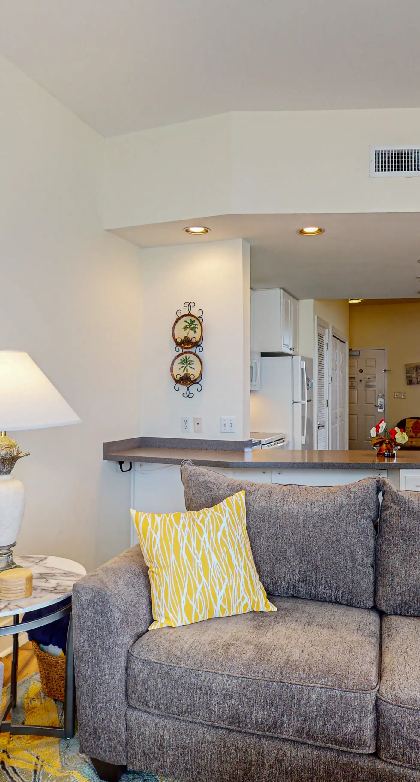 Bright condo near shopping & restaurants with tennis & shared pool