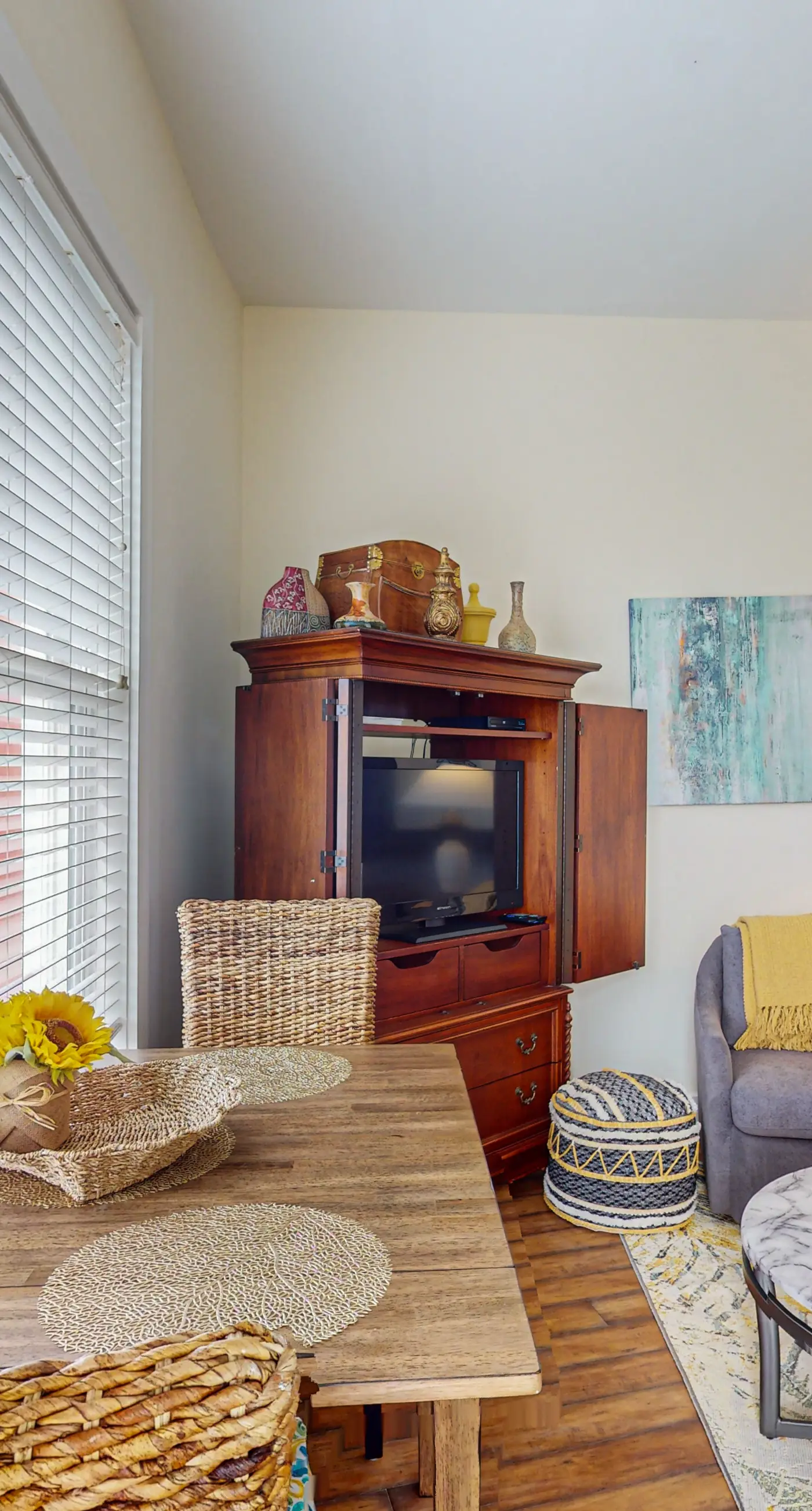 Bright condo near shopping & restaurants with tennis & shared pool