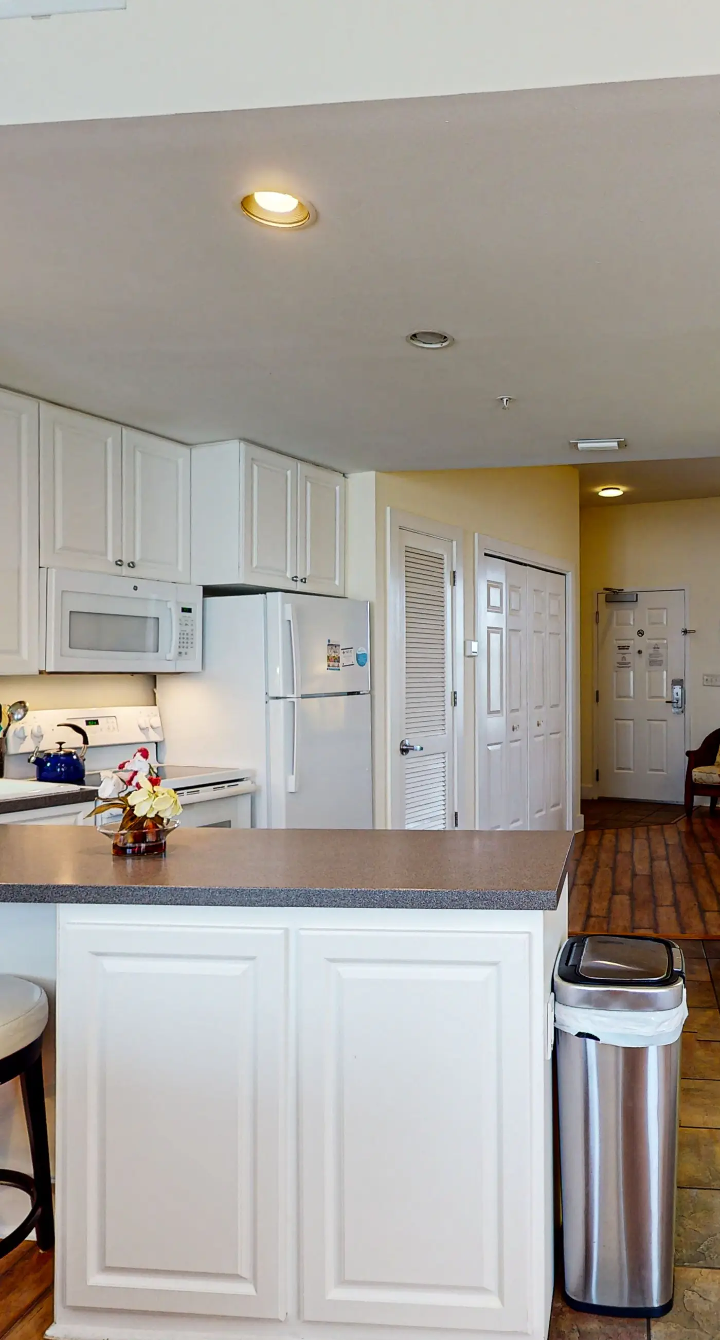 Bright condo near shopping & restaurants with tennis & shared pool