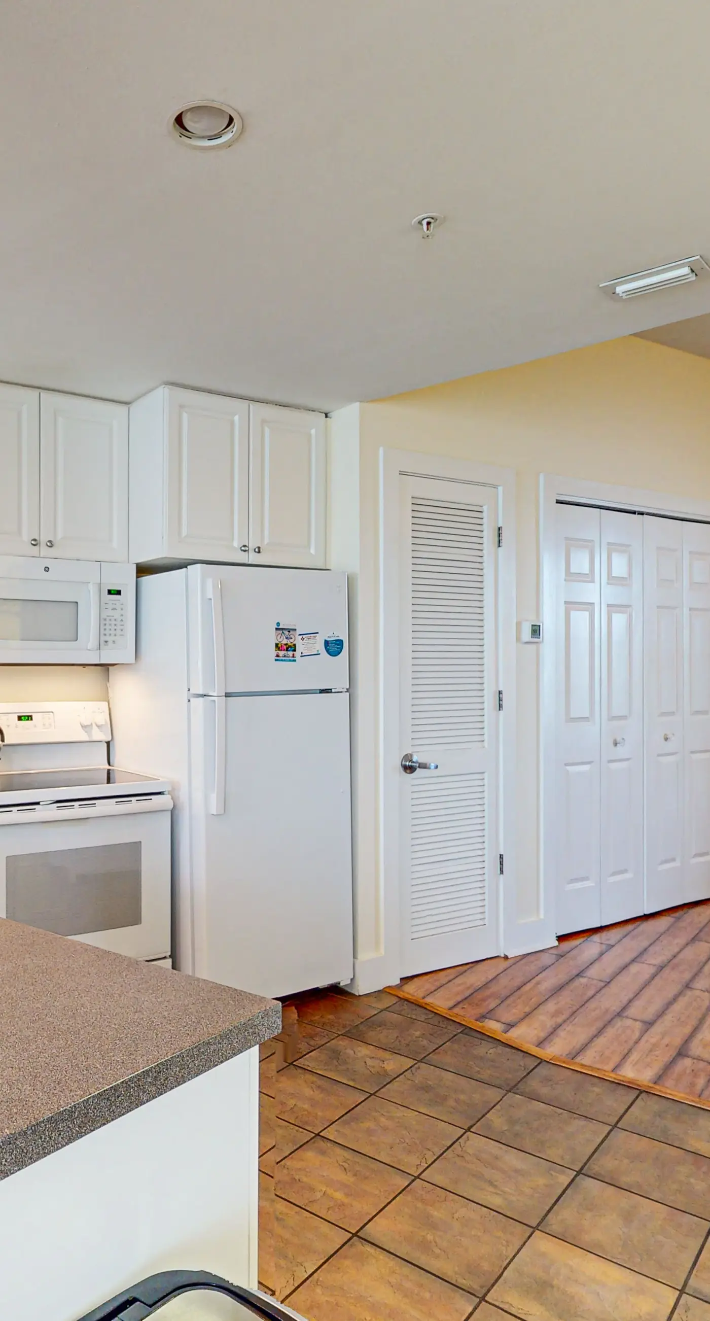 Bright condo near shopping & restaurants with tennis & shared pool