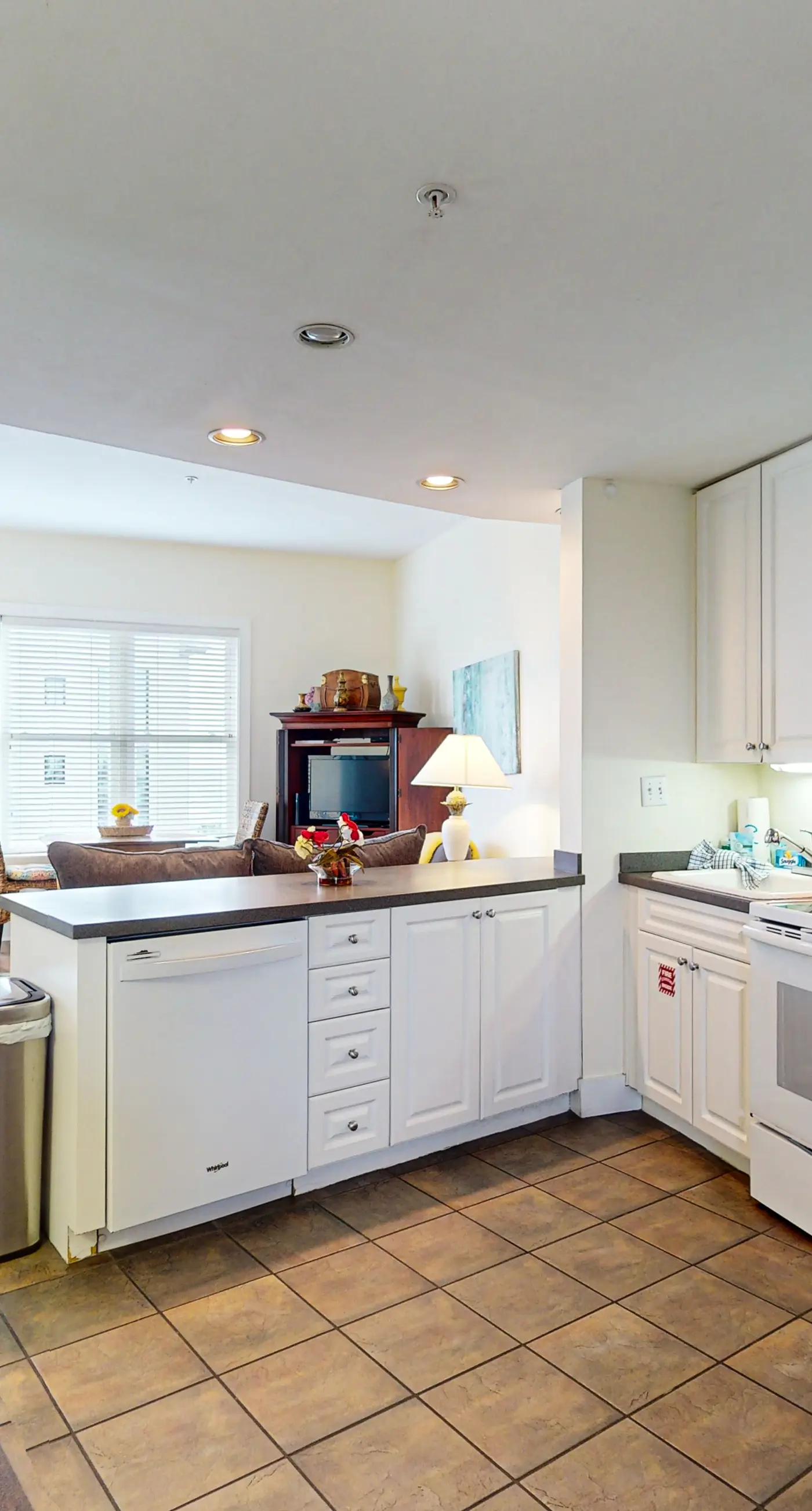 Bright condo near shopping & restaurants with tennis & shared pool