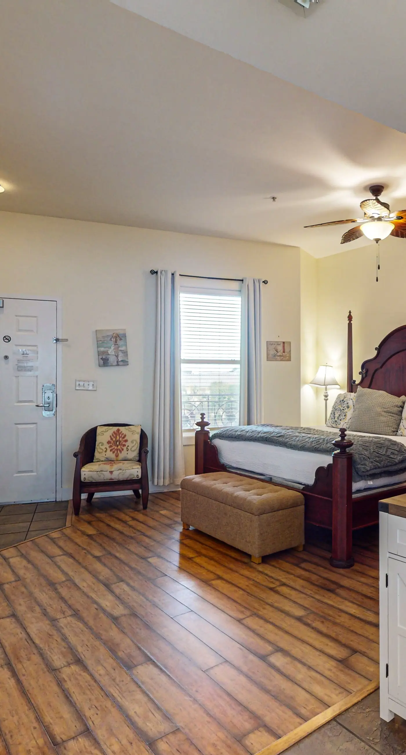 Bright condo near shopping & restaurants with tennis & shared pool