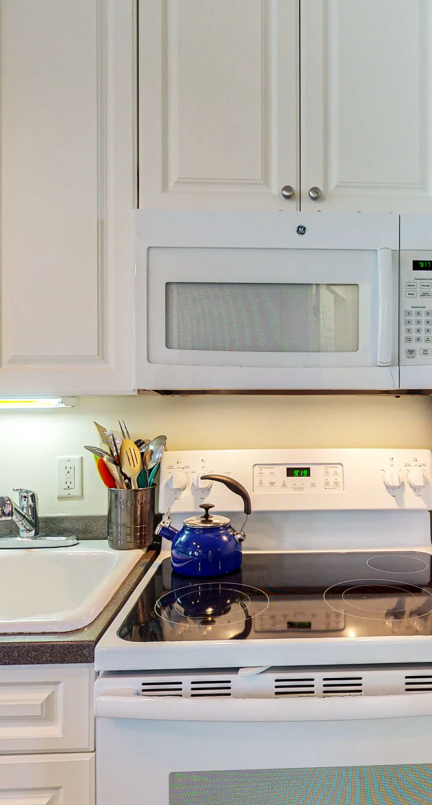 Bright condo near shopping & restaurants with tennis & shared pool