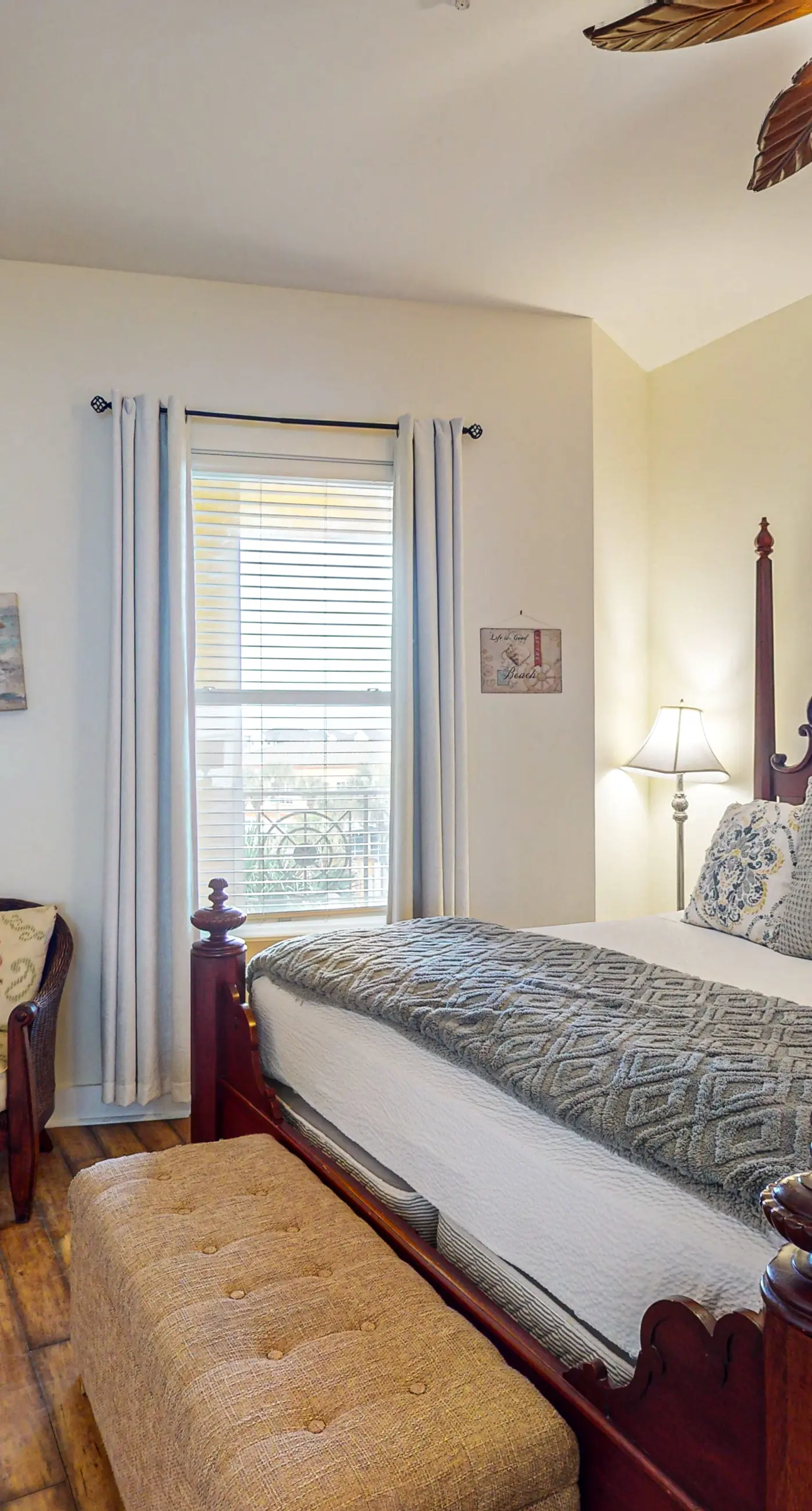 Bright condo near shopping & restaurants with tennis & shared pool