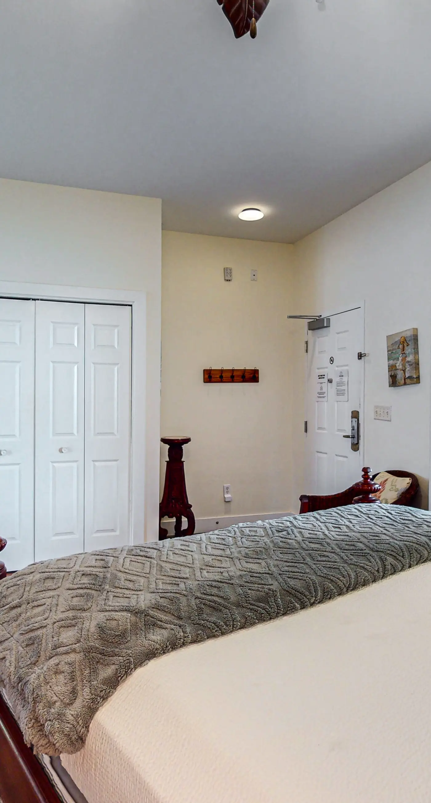 Bright condo near shopping & restaurants with tennis & shared pool