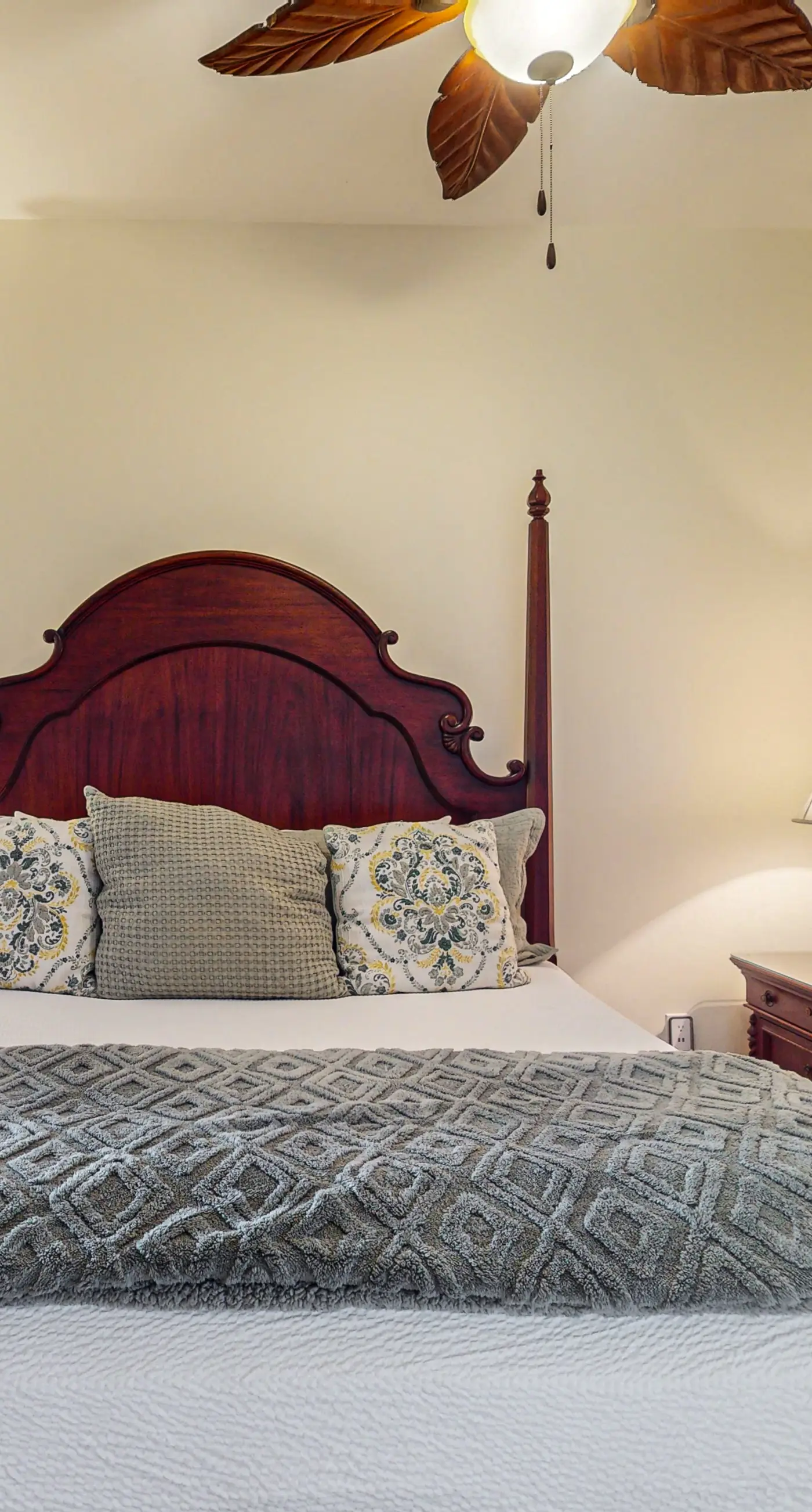 Bright condo near shopping & restaurants with tennis & shared pool