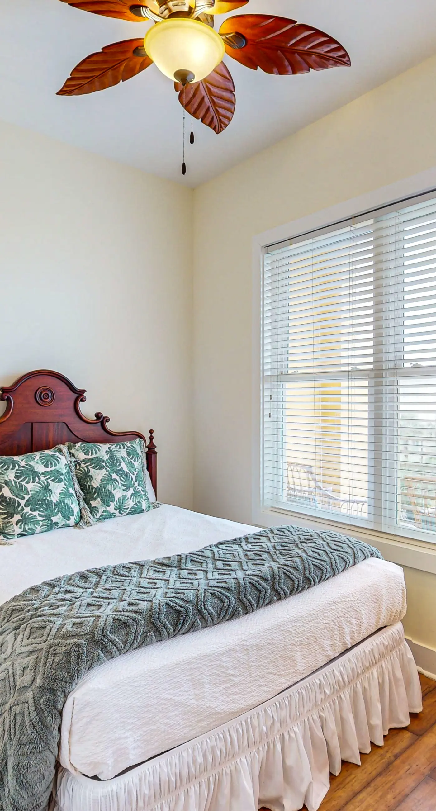 Bright condo near shopping & restaurants with tennis & shared pool