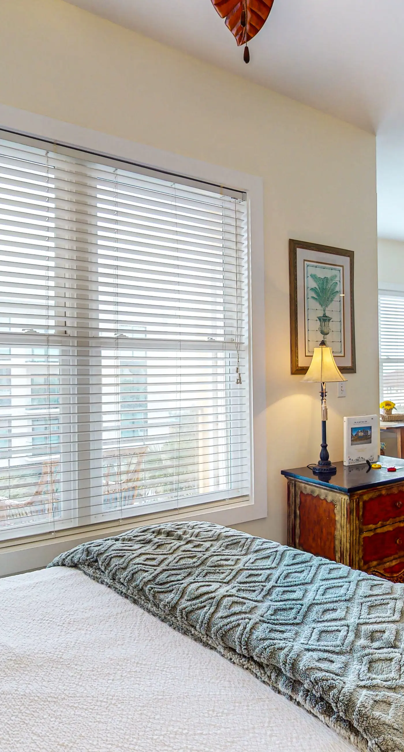 Bright condo near shopping & restaurants with tennis & shared pool