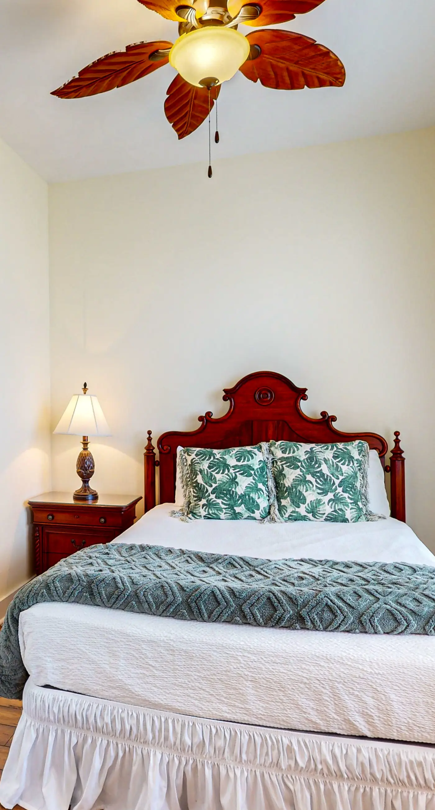 Bright condo near shopping & restaurants with tennis & shared pool