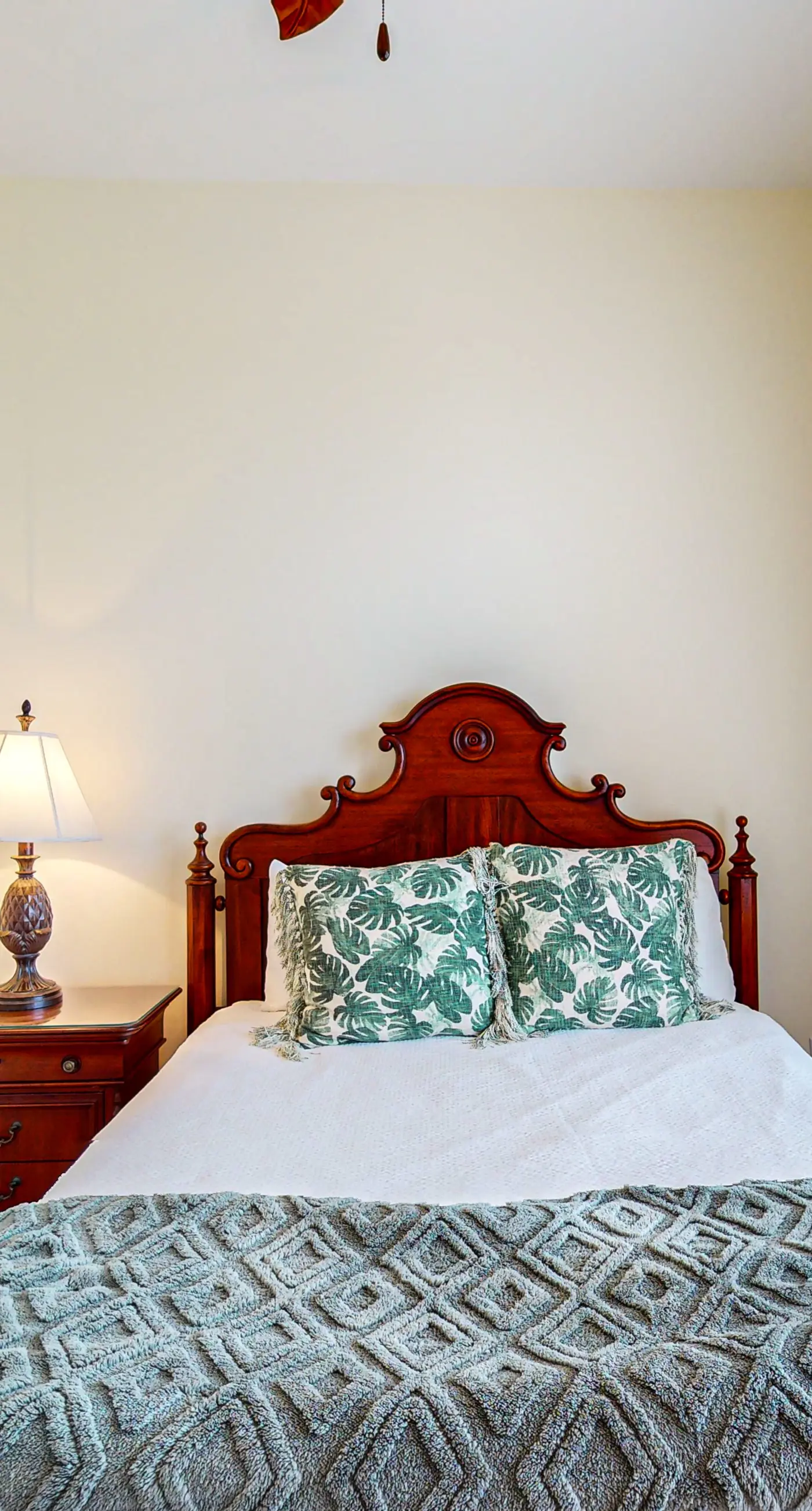 Bright condo near shopping & restaurants with tennis & shared pool