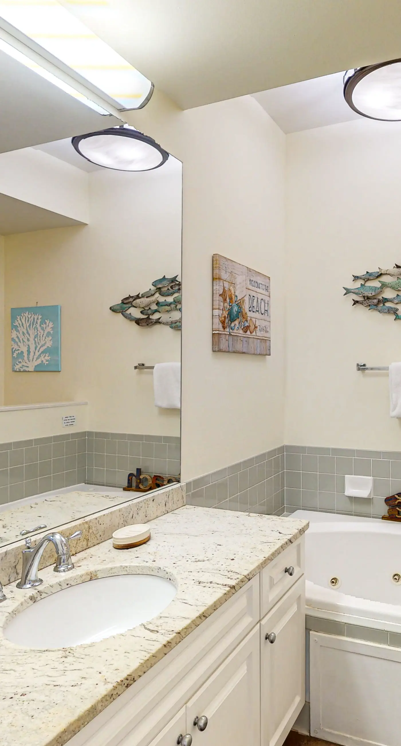 Bright condo near shopping & restaurants with tennis & shared pool