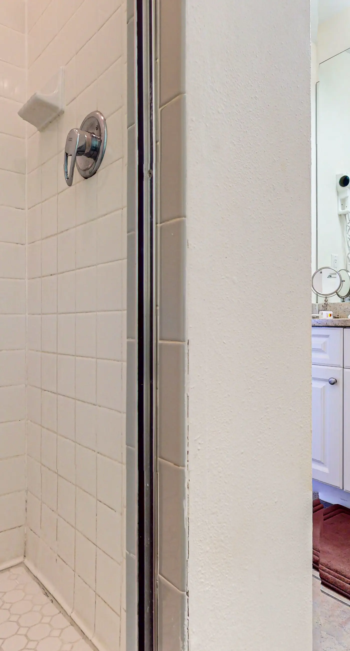 Bright condo near shopping & restaurants with tennis & shared pool