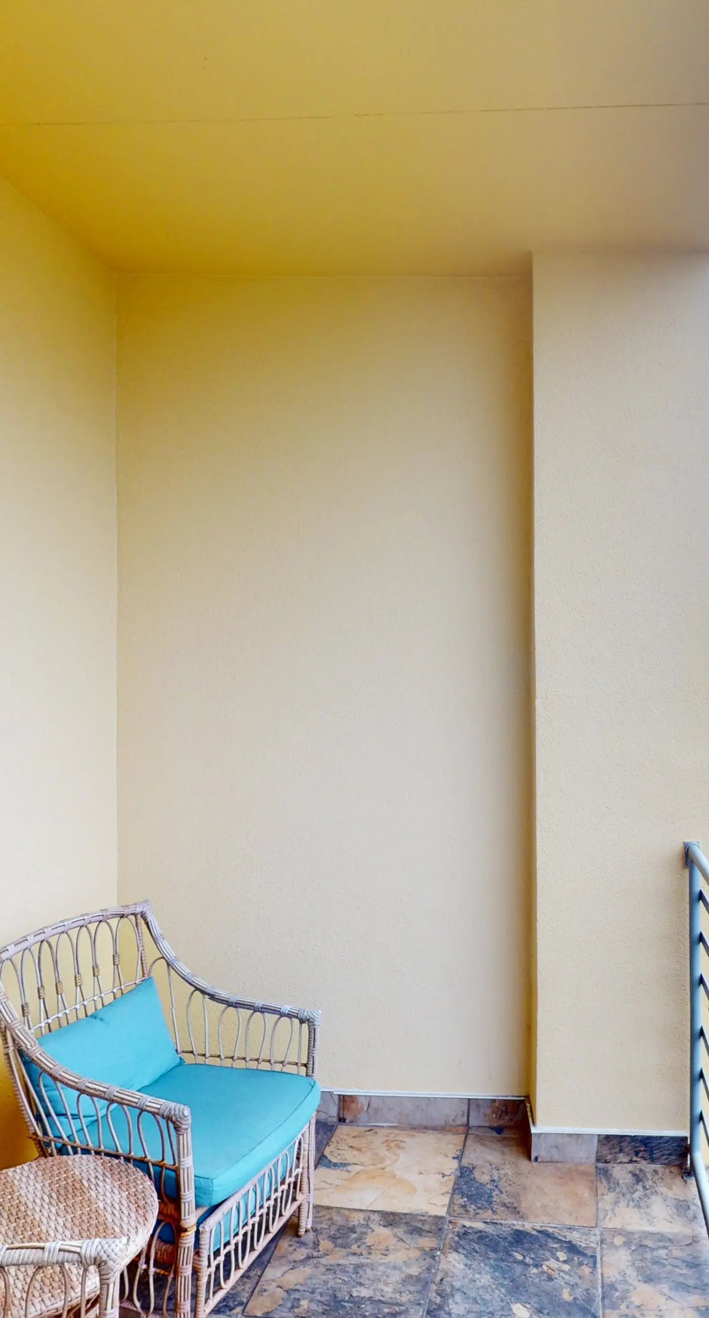 Bright condo near shopping & restaurants with tennis & shared pool