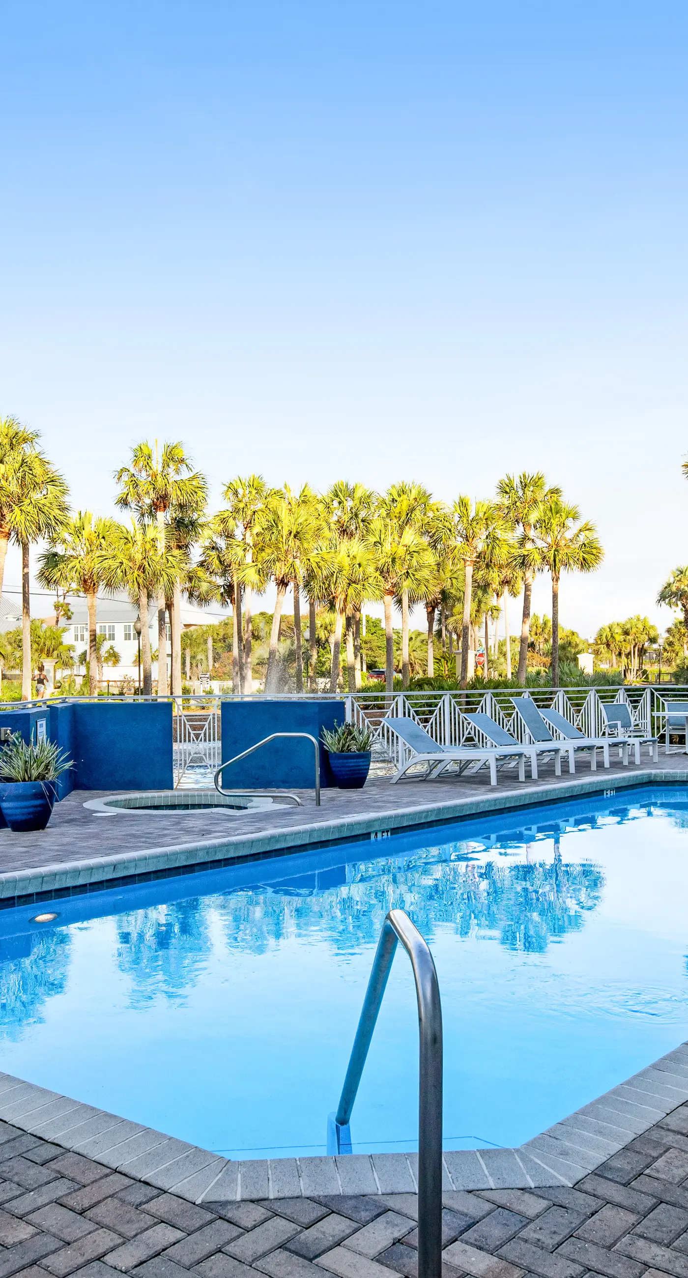 Bright condo near shopping & restaurants with tennis & shared pool