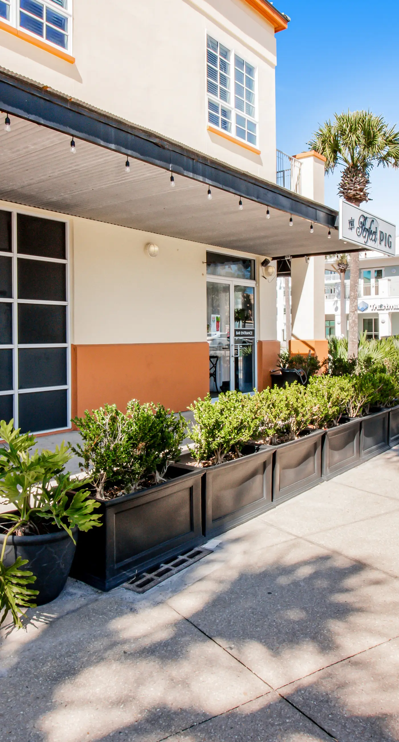 Bright condo near shopping & restaurants with tennis & shared pool